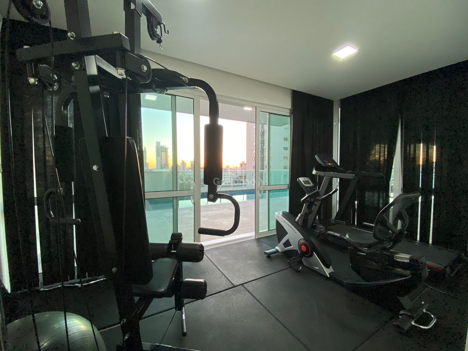 3343 – Apartamento semimobiliado 3 quartos 3 suítes 2 vagas Centro