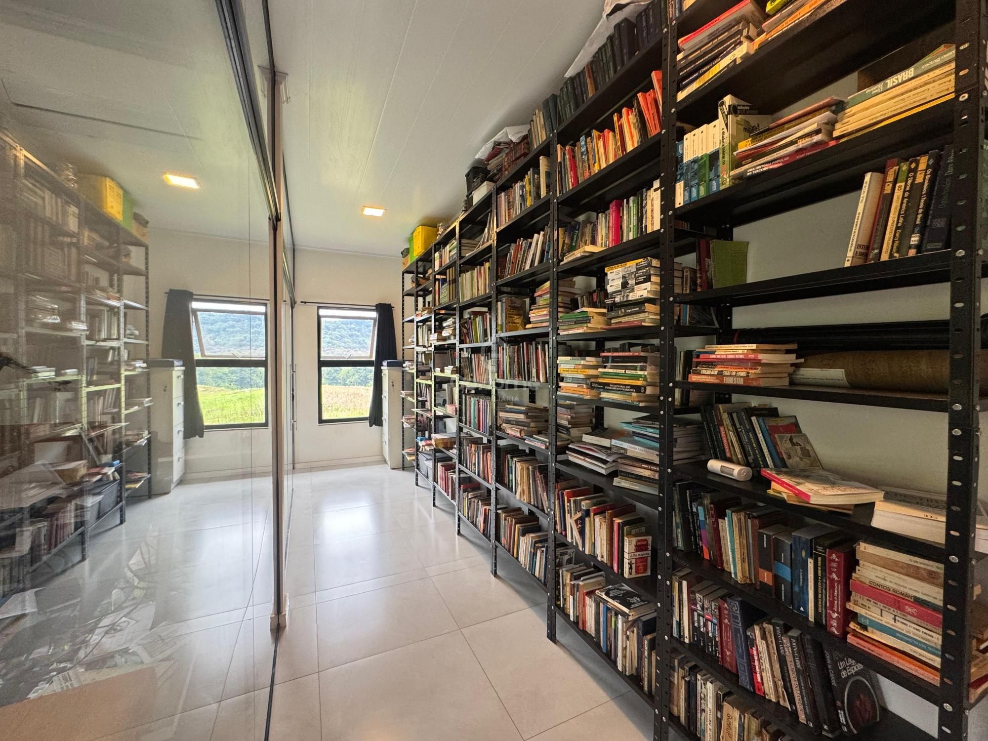 Casa em Condomínio Semimobiliada