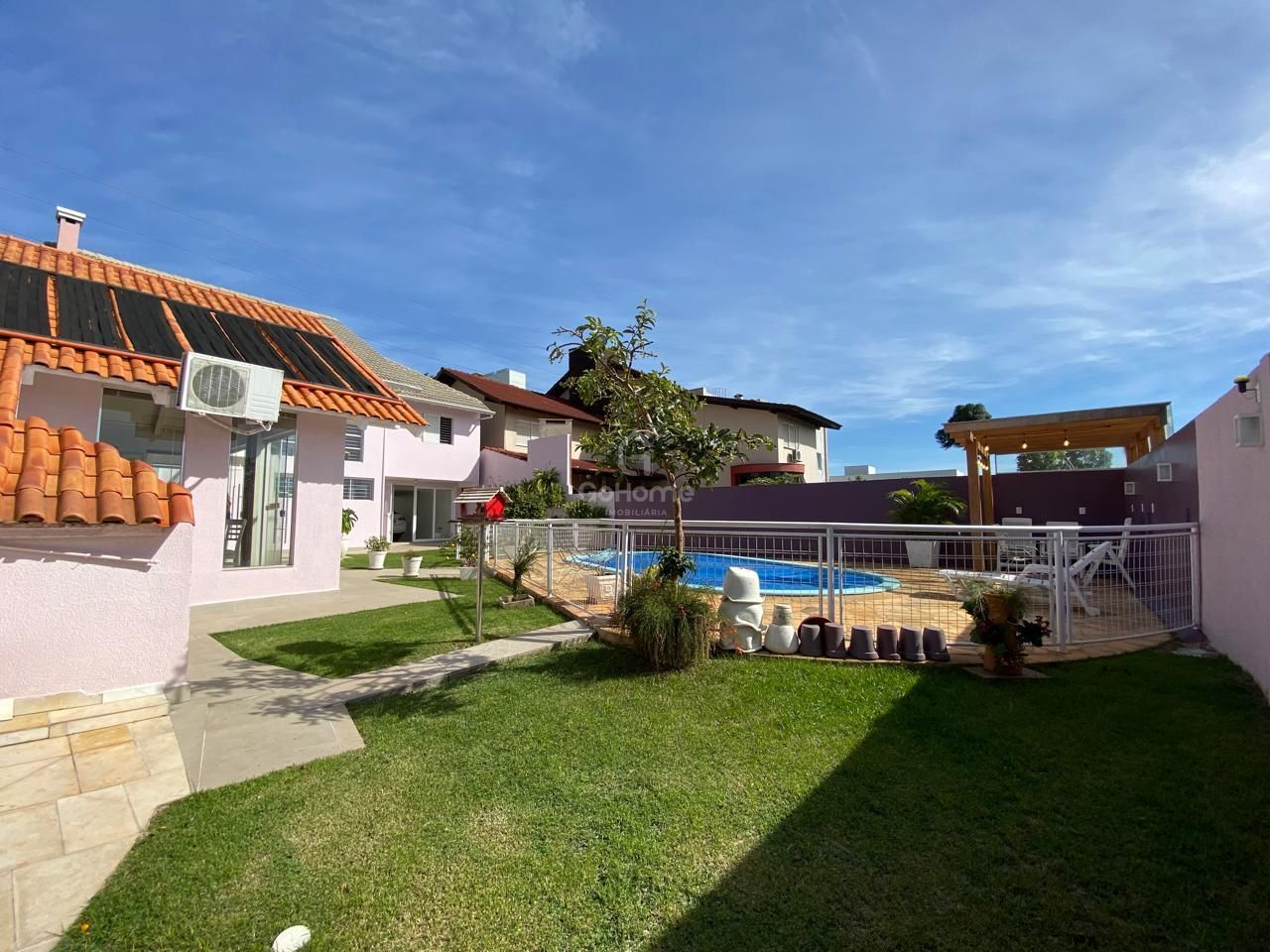 Casa ampla com cinco quartos