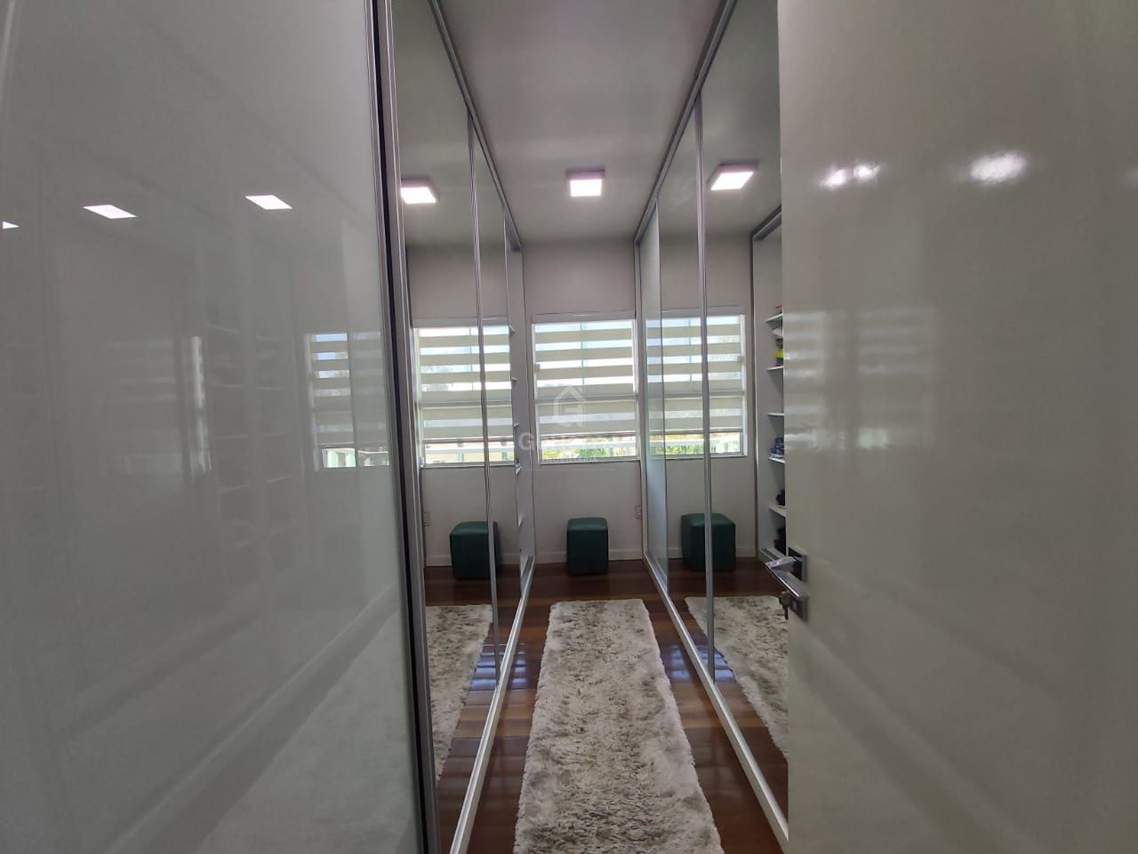 Casa semimobiliada com 4 quartos