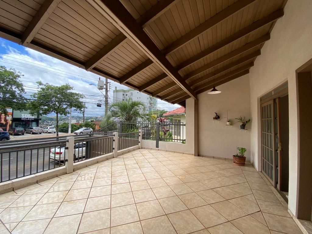 3603 – Casa no Centro de Chapecó: 3 Quartos com Suíte e 2 Vagas