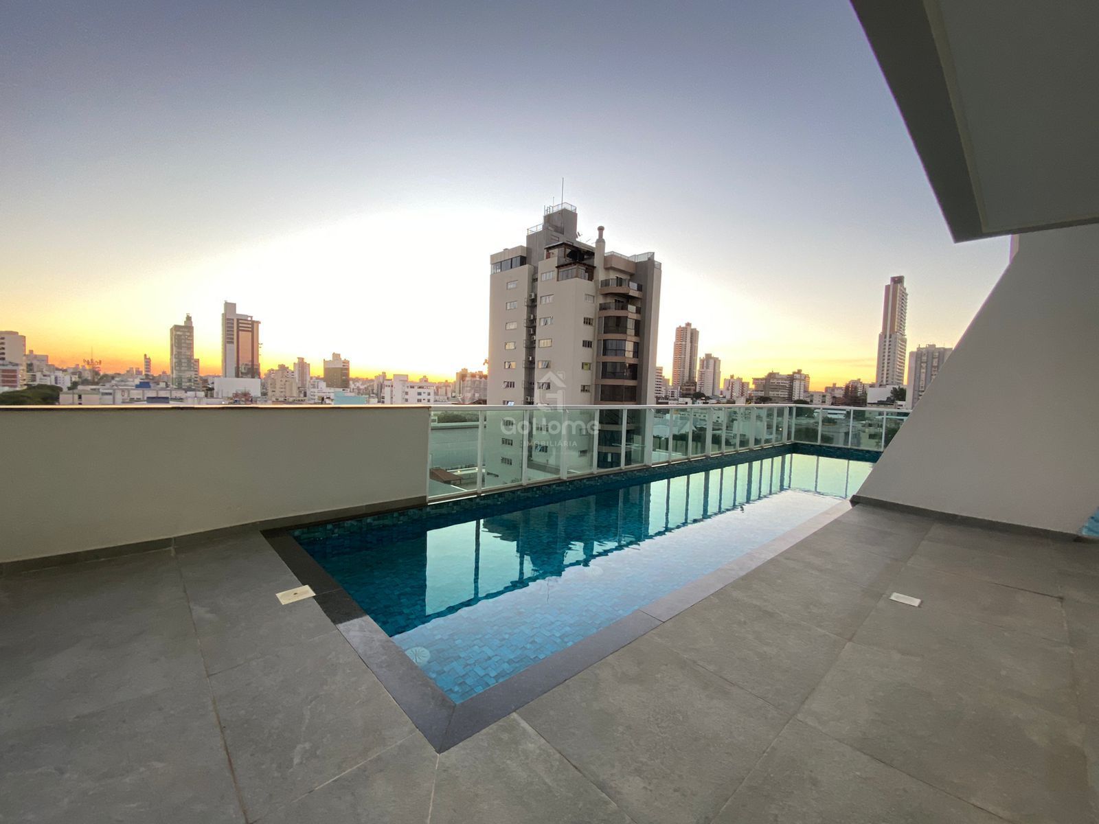 3343 – Apartamento semimobiliado 3 quartos 3 suítes 2 vagas Centro