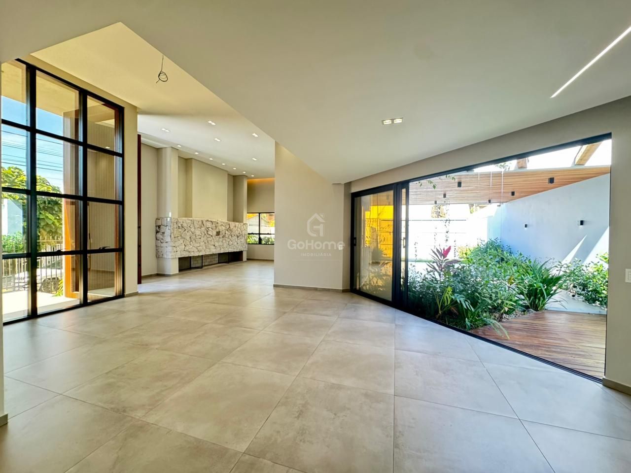 4181 – Casa ampla com 3 suítes, piscina e 4 vagas – Financiável e aceita troca