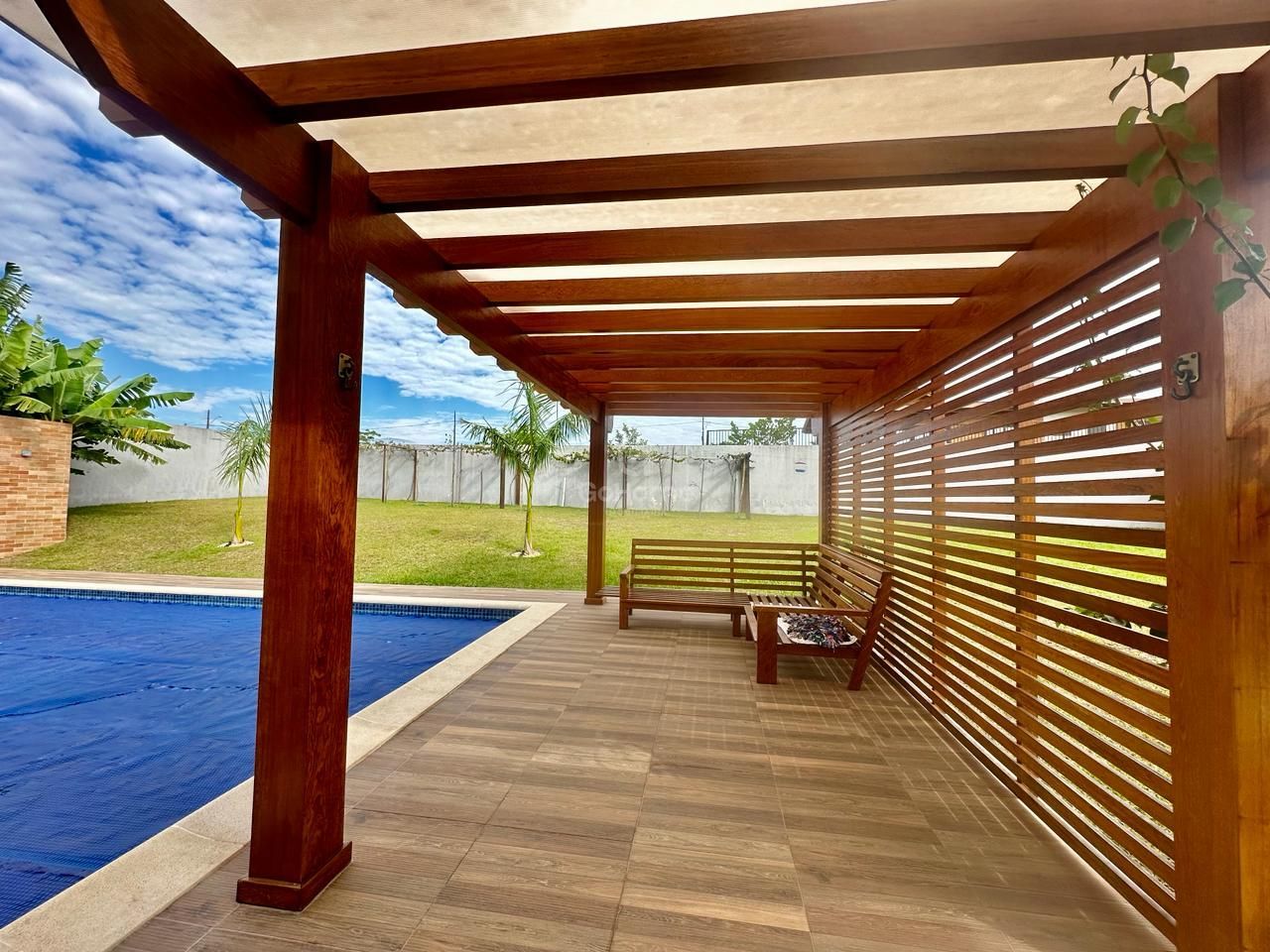 Linda casa em Condomínio Fechado