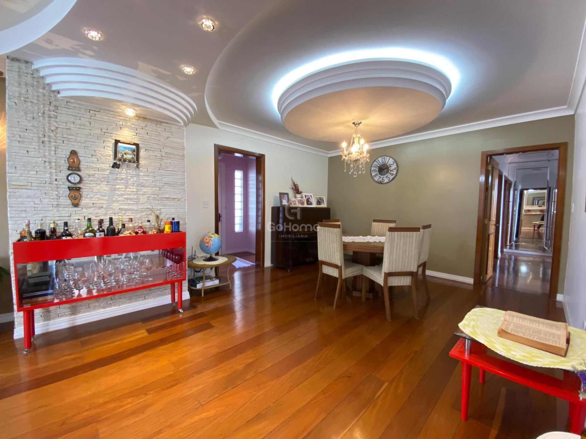 Casa ampla com cinco quartos