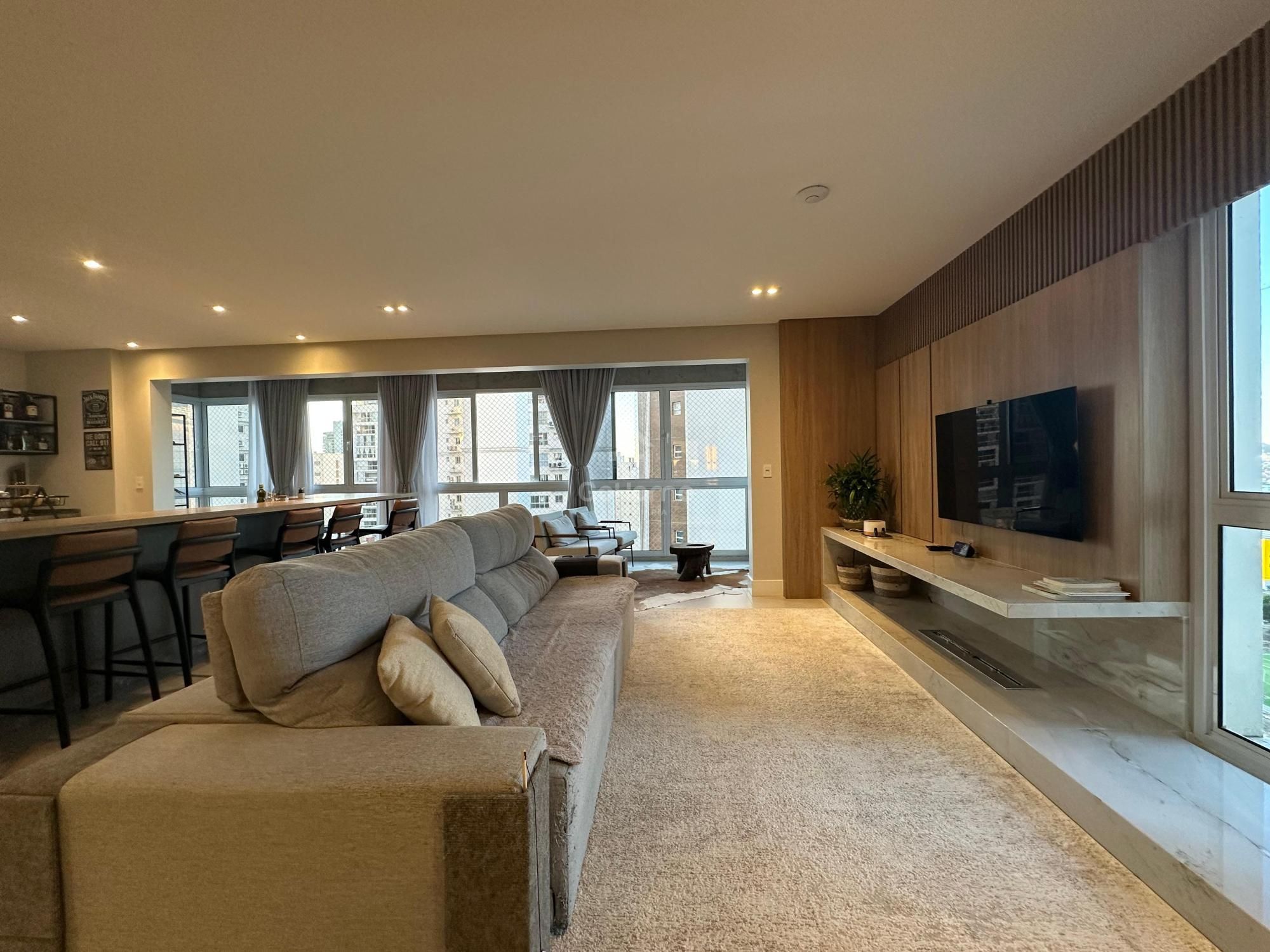 Apartamento Semimobiliado à Venda no Centro