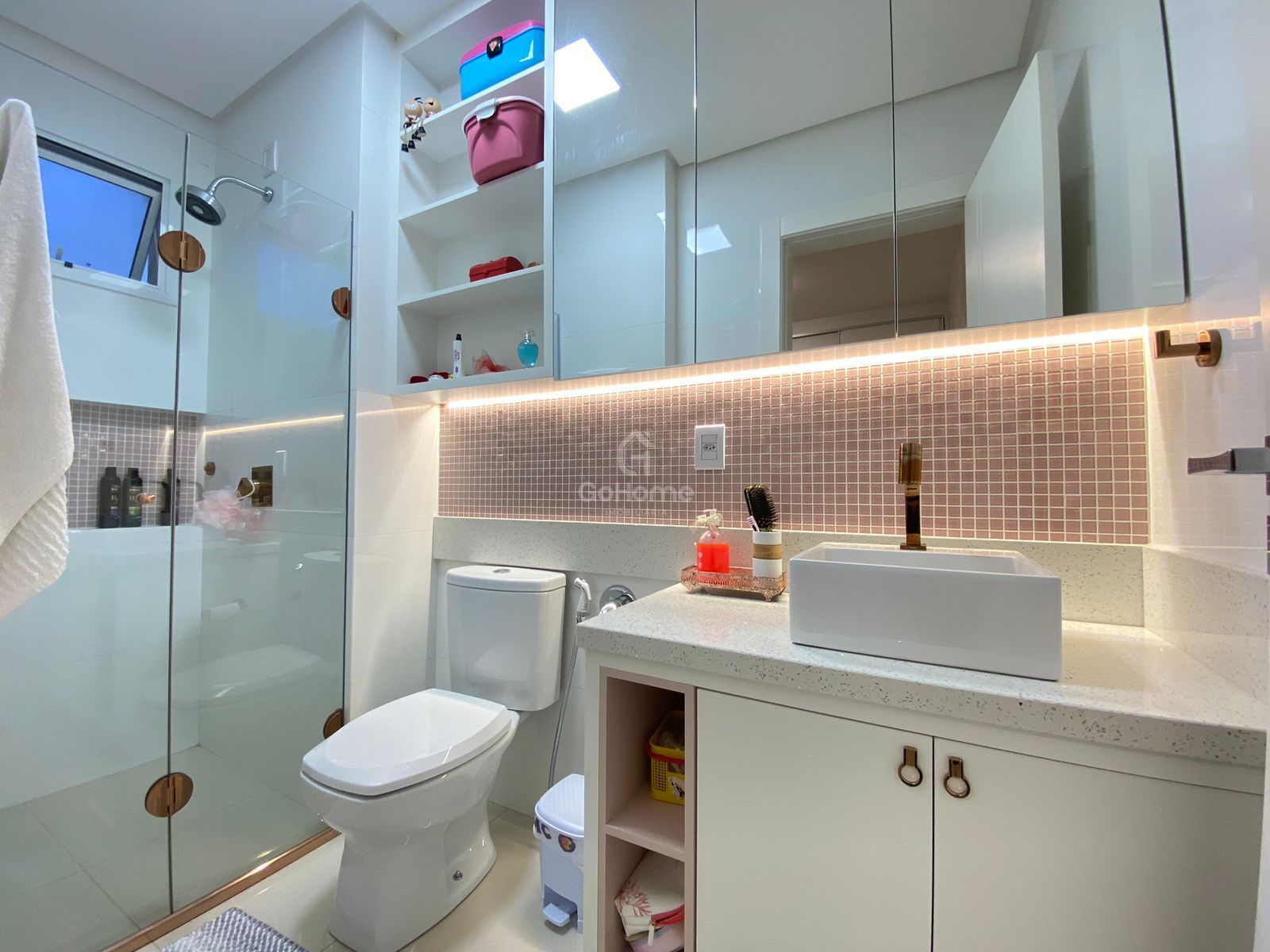 3343 – Apartamento semimobiliado 3 quartos 3 suítes 2 vagas Centro