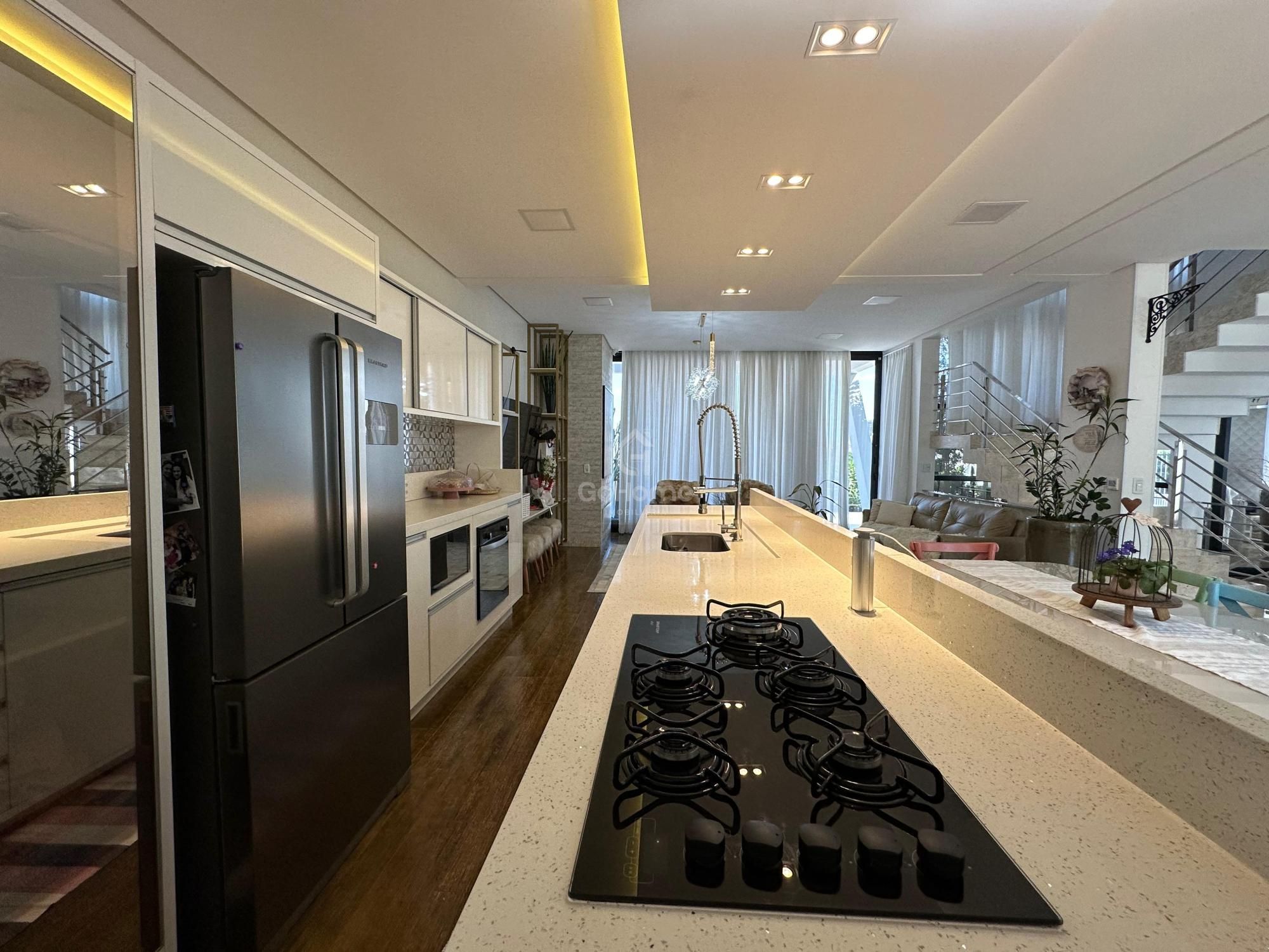 Casa Com 4 Dormitórios e Piscina