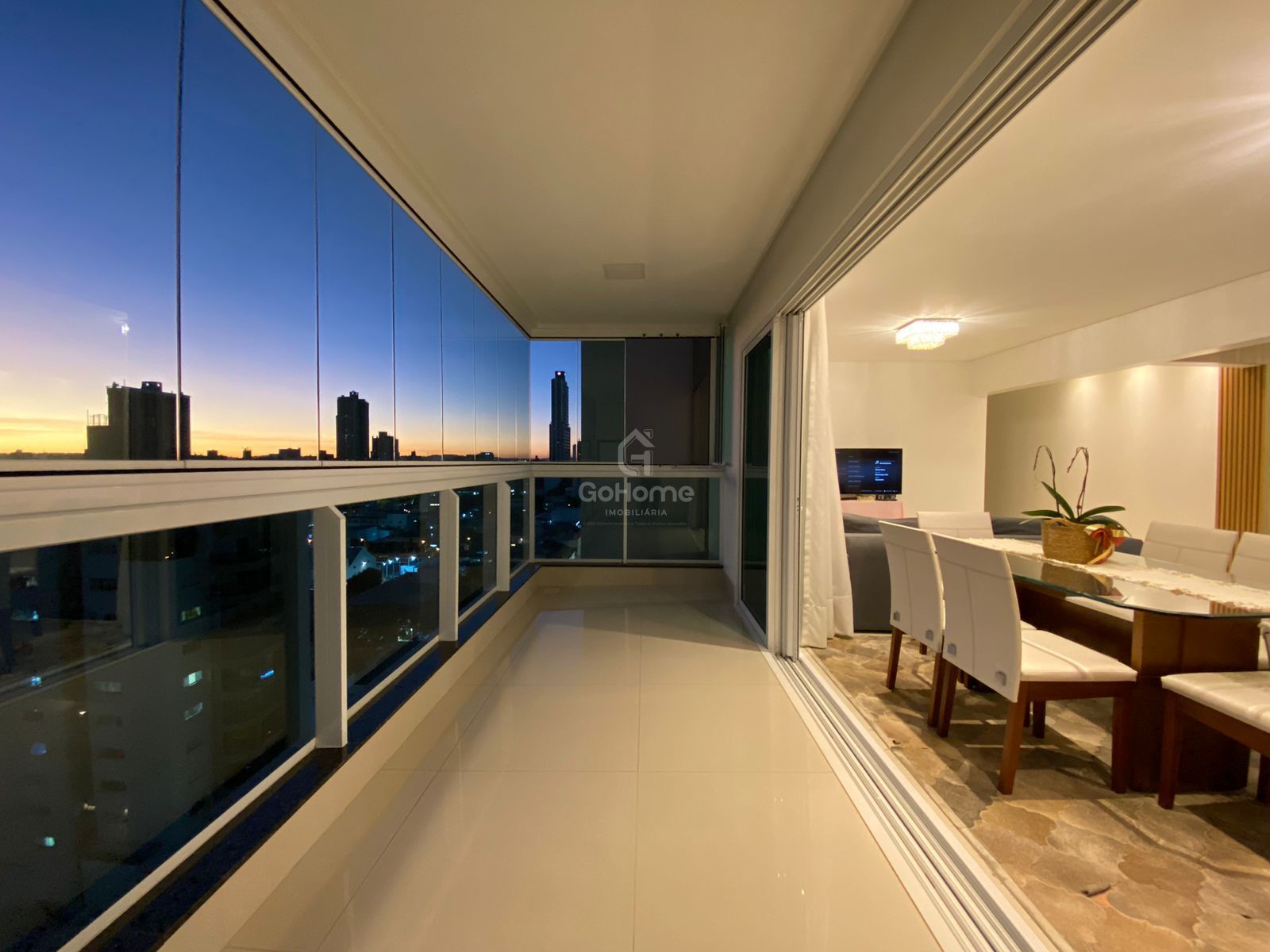 3343 – Apartamento semimobiliado 3 quartos 3 suítes 2 vagas Centro