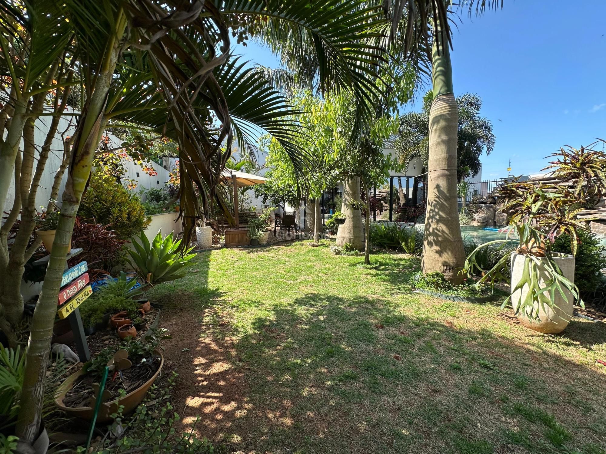 Casa Com 4 Dormitórios e Piscina