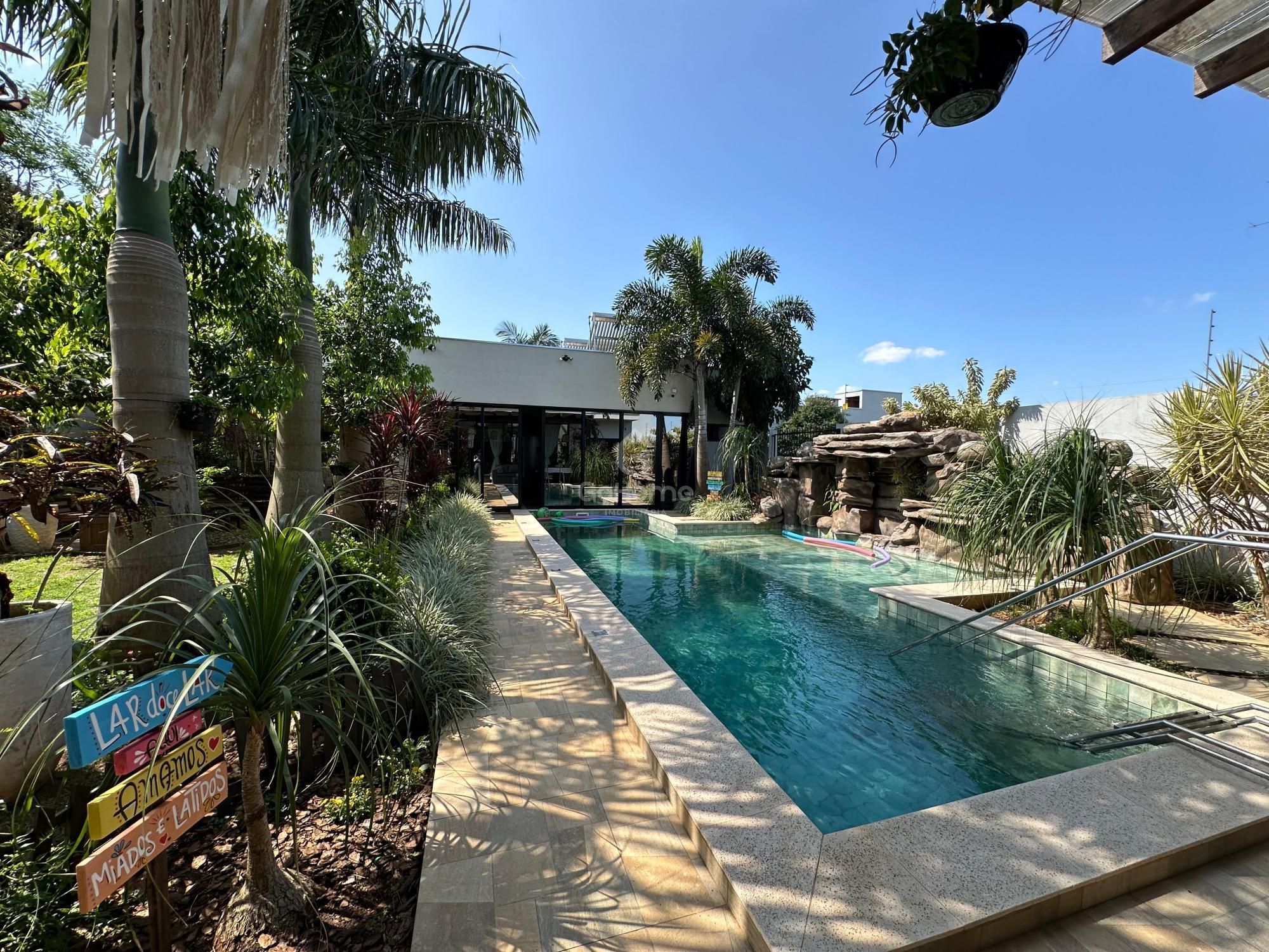 Casa Com 4 Dormitórios e Piscina