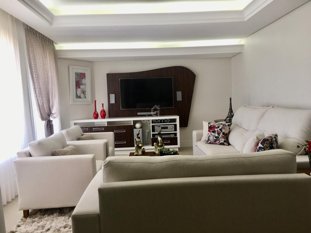 Casa semimobiliada com 3 suítes