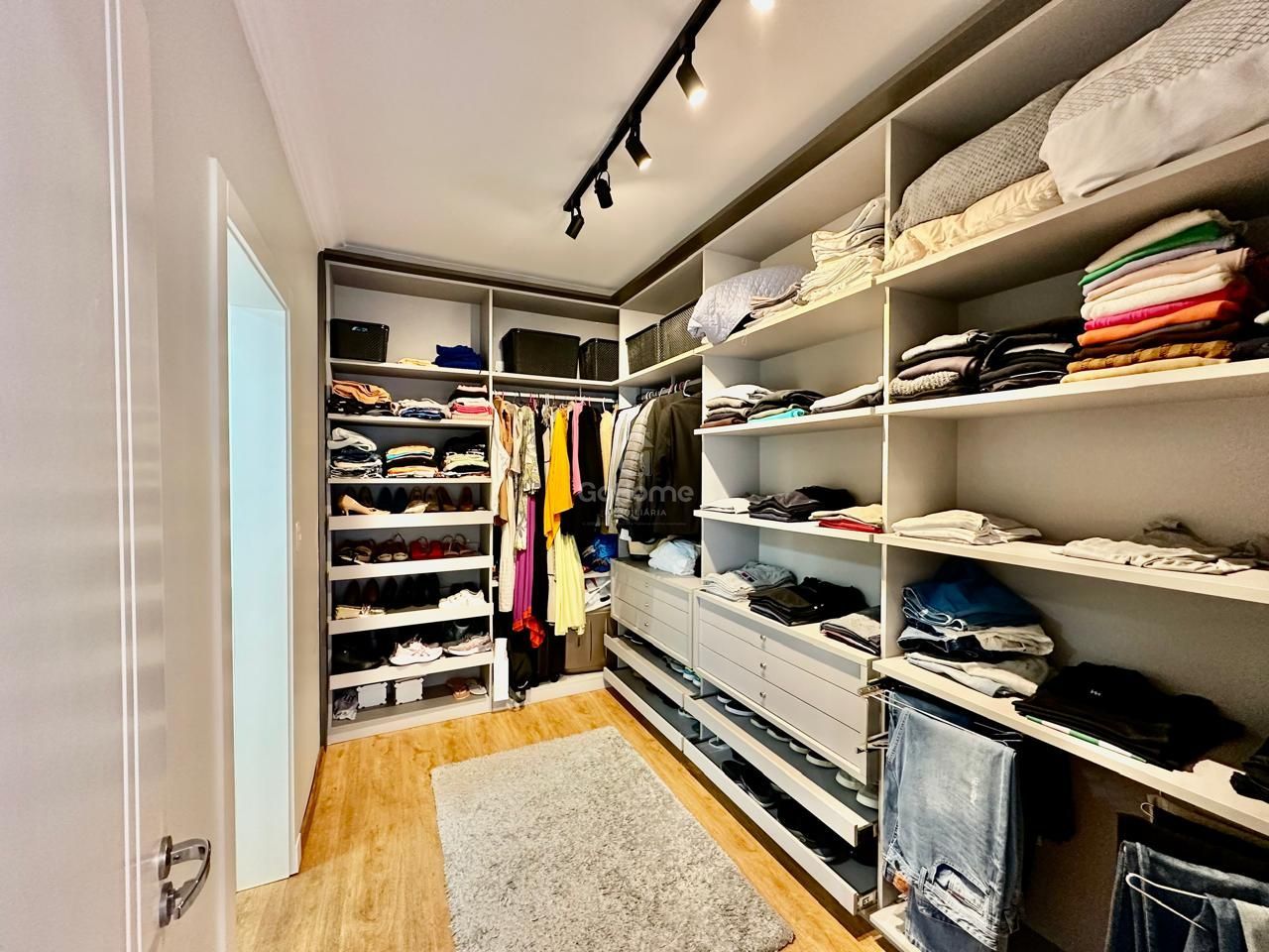 Apartamento Semimobiliado com 3 suítes