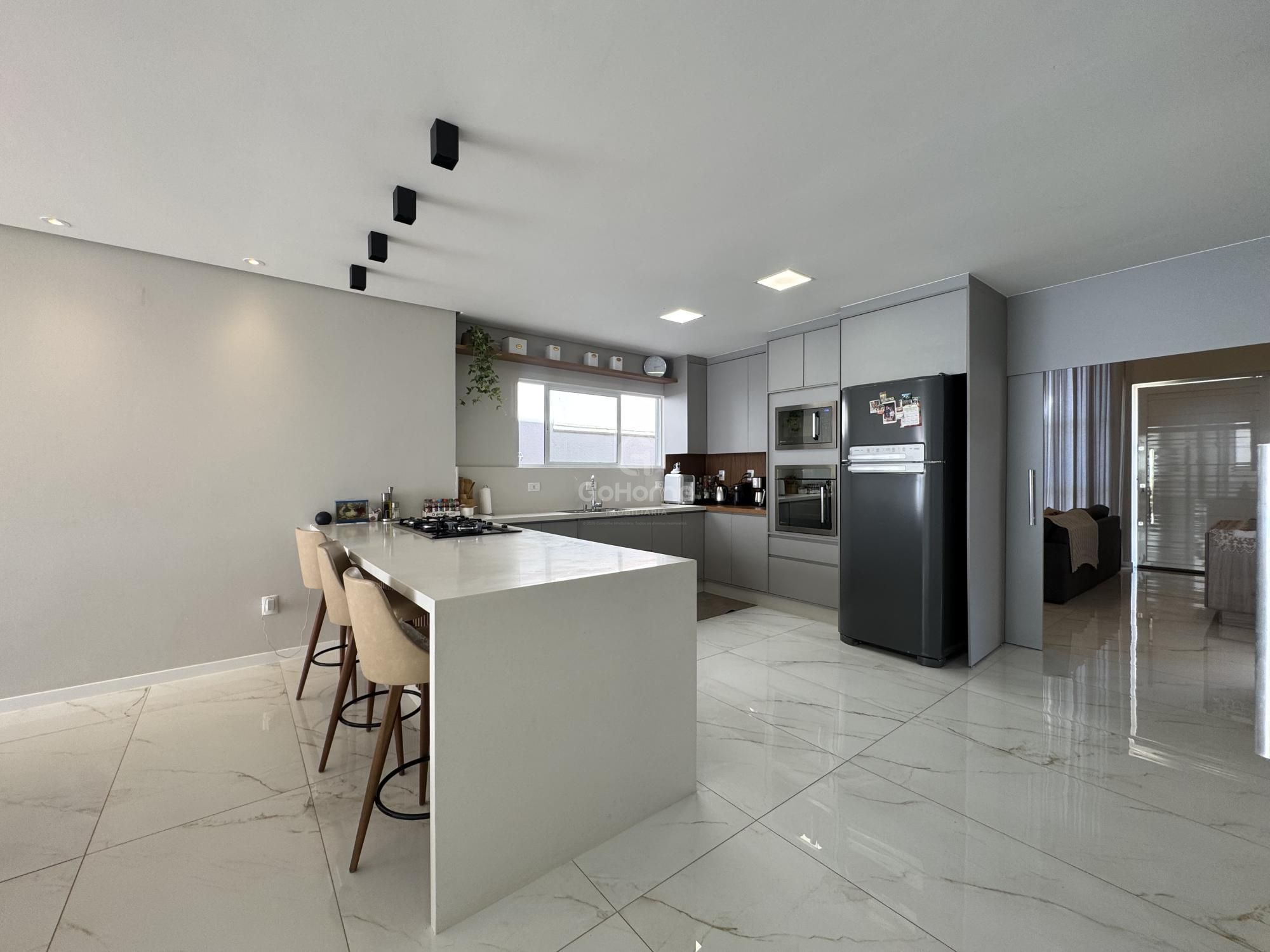 Casa semimobiliada no Paraíso com piscina, 2 suítes e closet