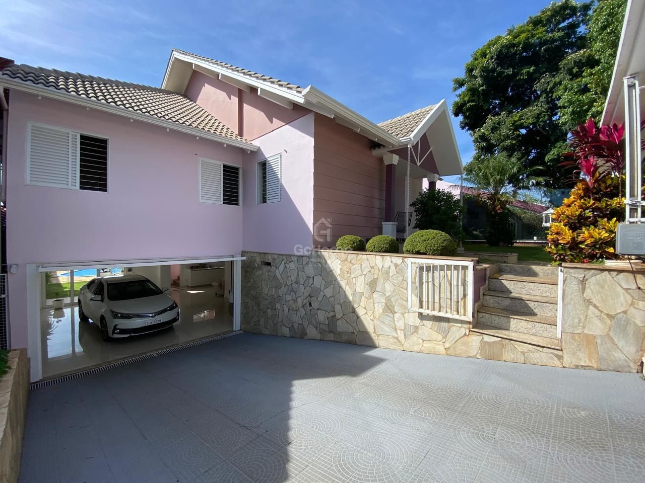 Casa ampla com cinco quartos