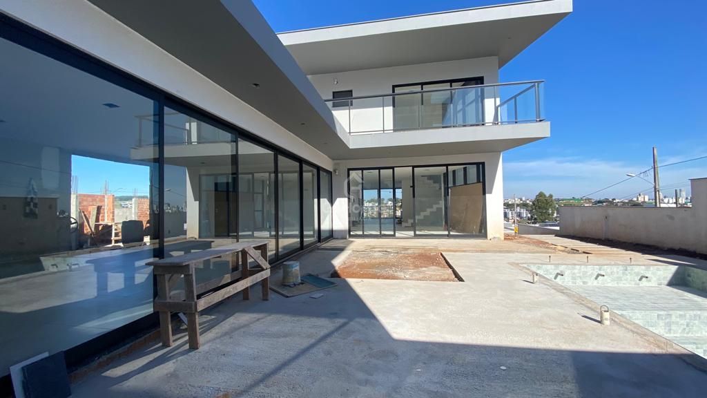 3354 – Casa de 3 Pavimentos à venda: Suíte Master, Piscina e Vista Panorâmica