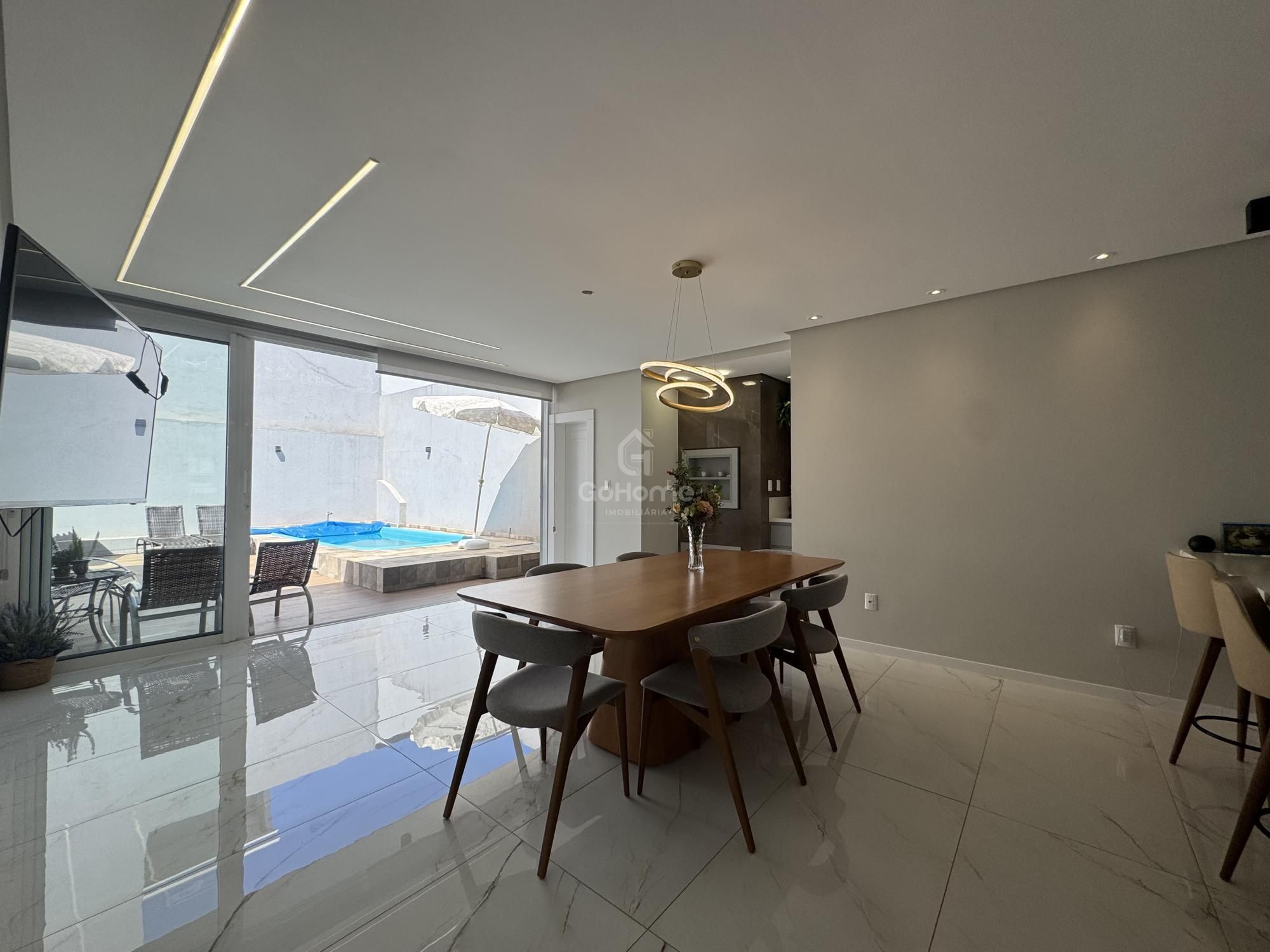 Casa semimobiliada no Paraíso com piscina, 2 suítes e closet
