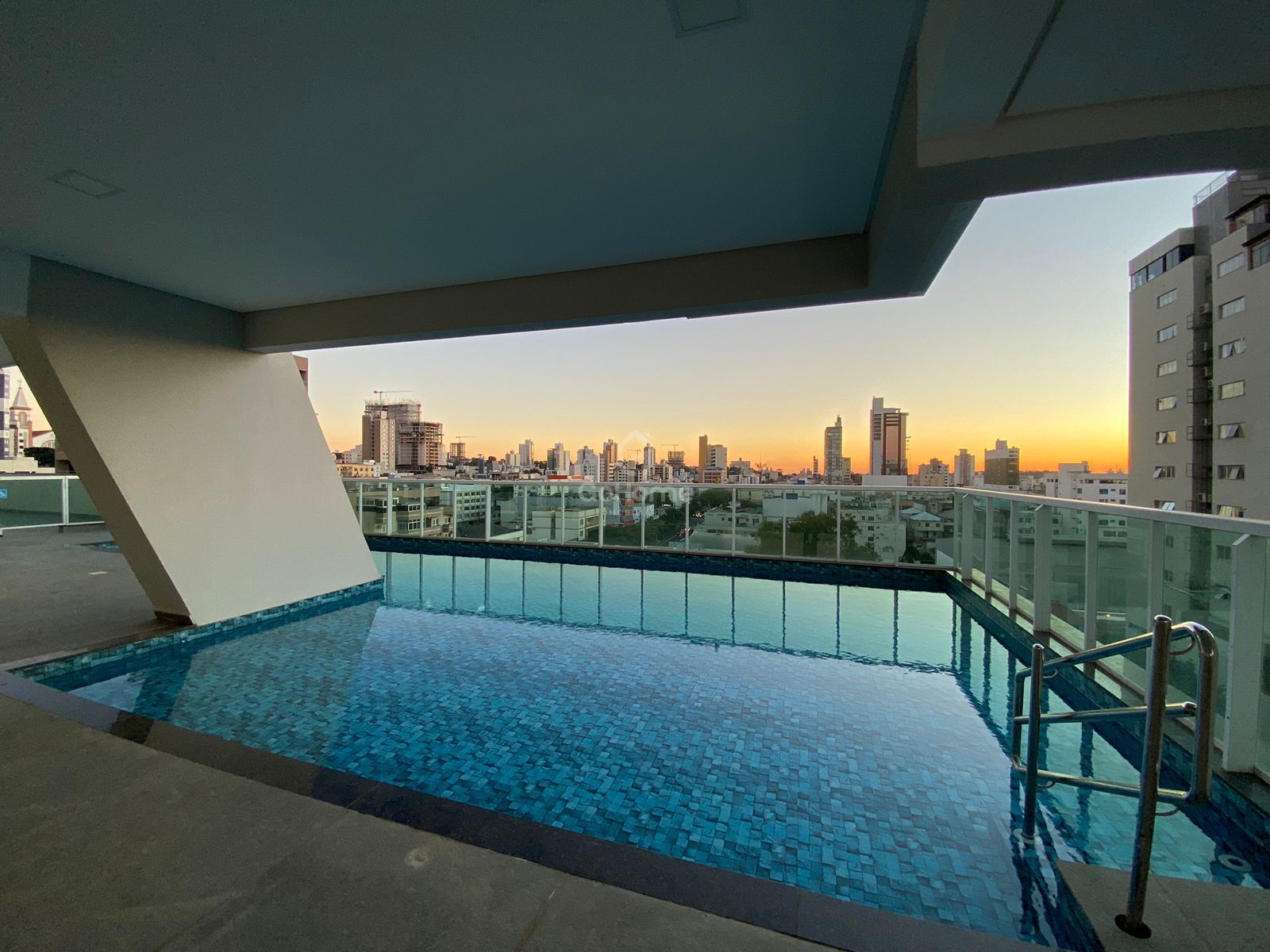 3343 – Apartamento semimobiliado 3 quartos 3 suítes 2 vagas Centro