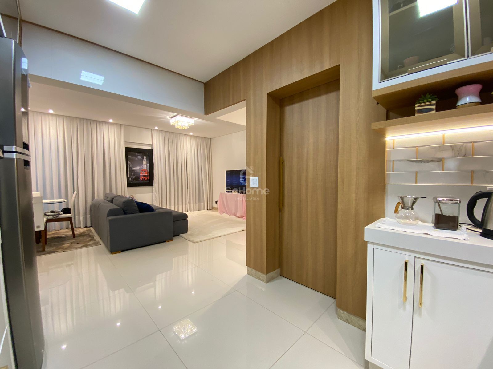 3343 – Apartamento semimobiliado 3 quartos 3 suítes 2 vagas Centro
