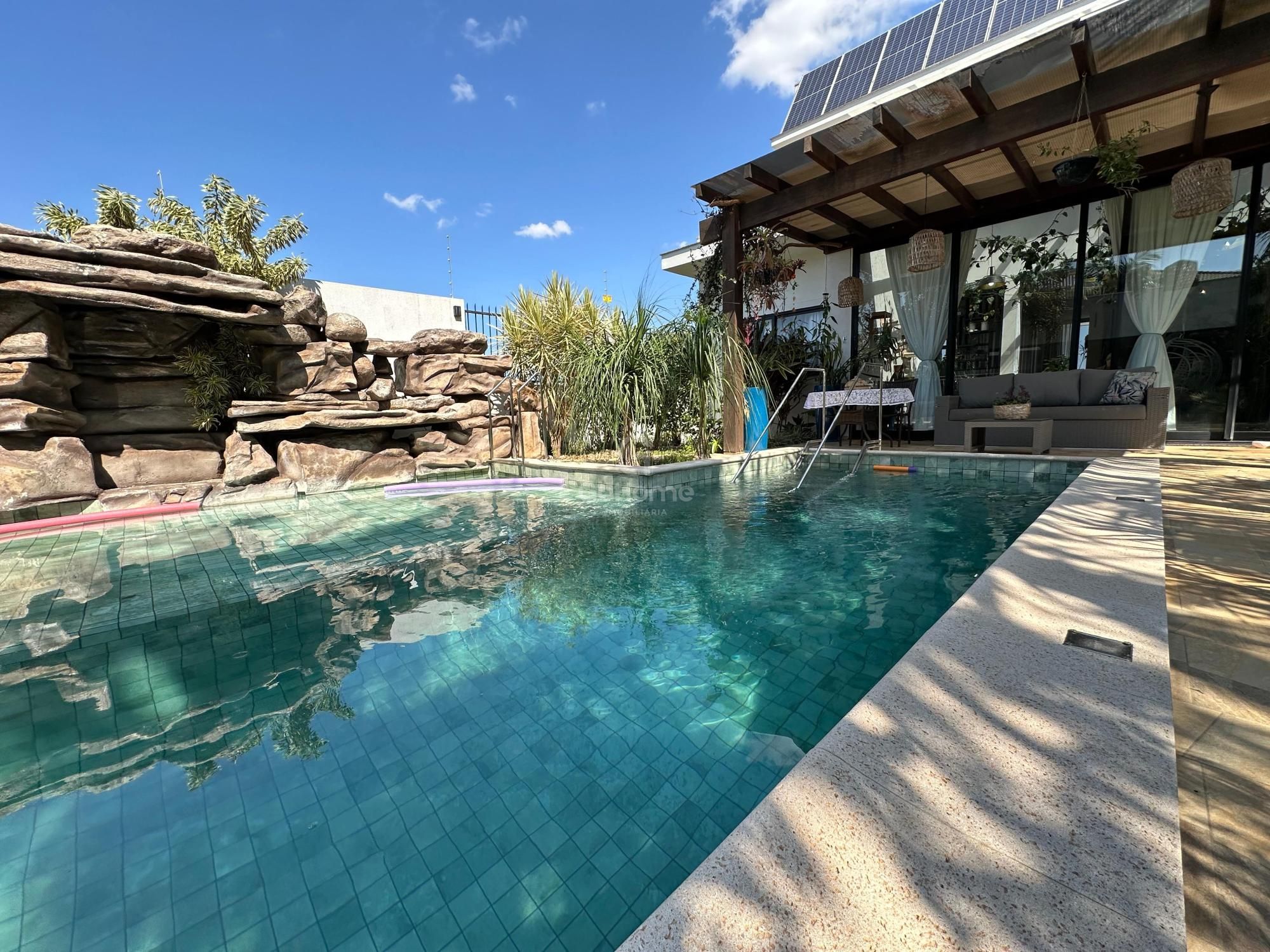 Casa Com 4 Dormitórios e Piscina