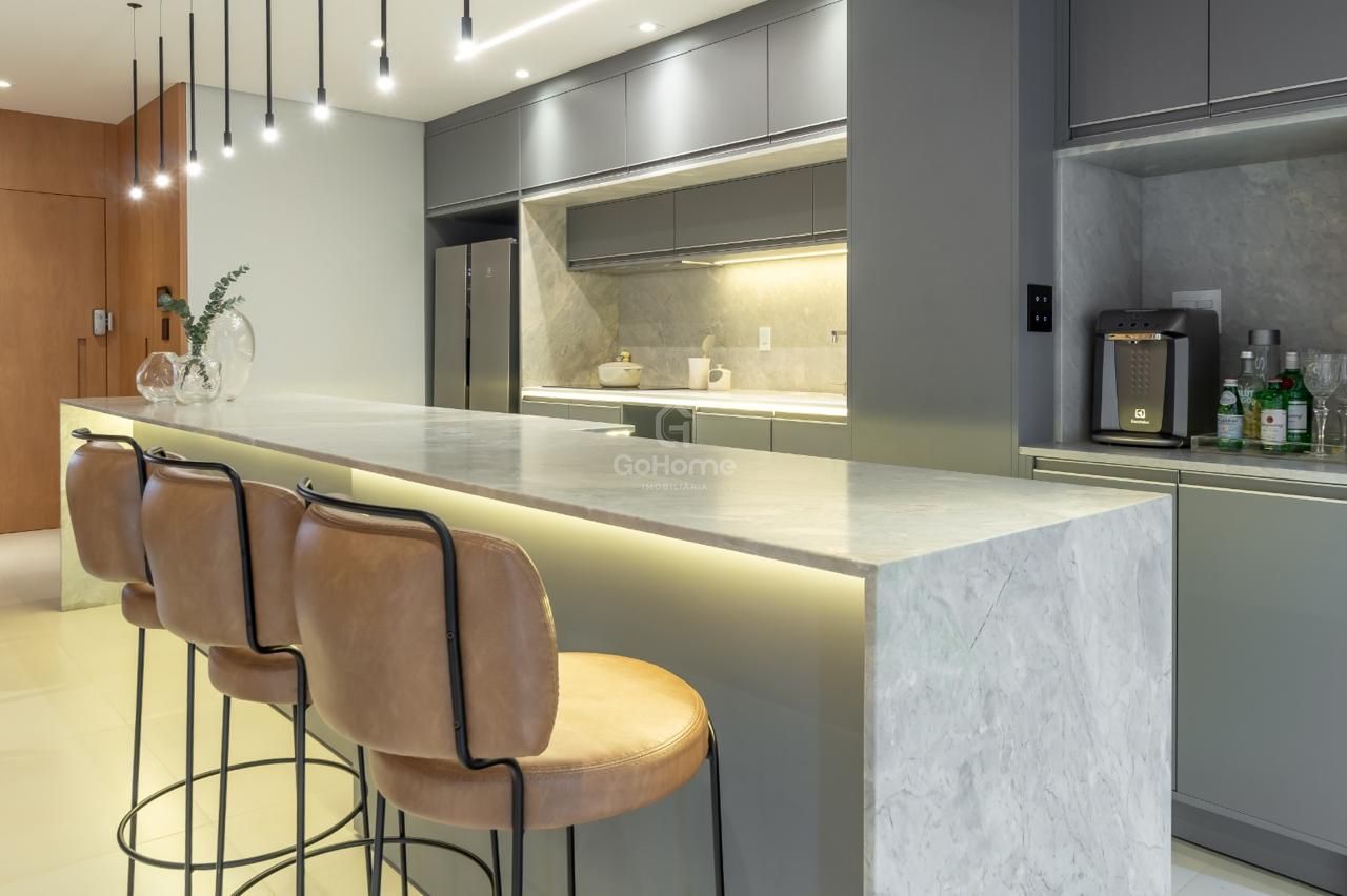 Apartamento três suítes mobiliado
