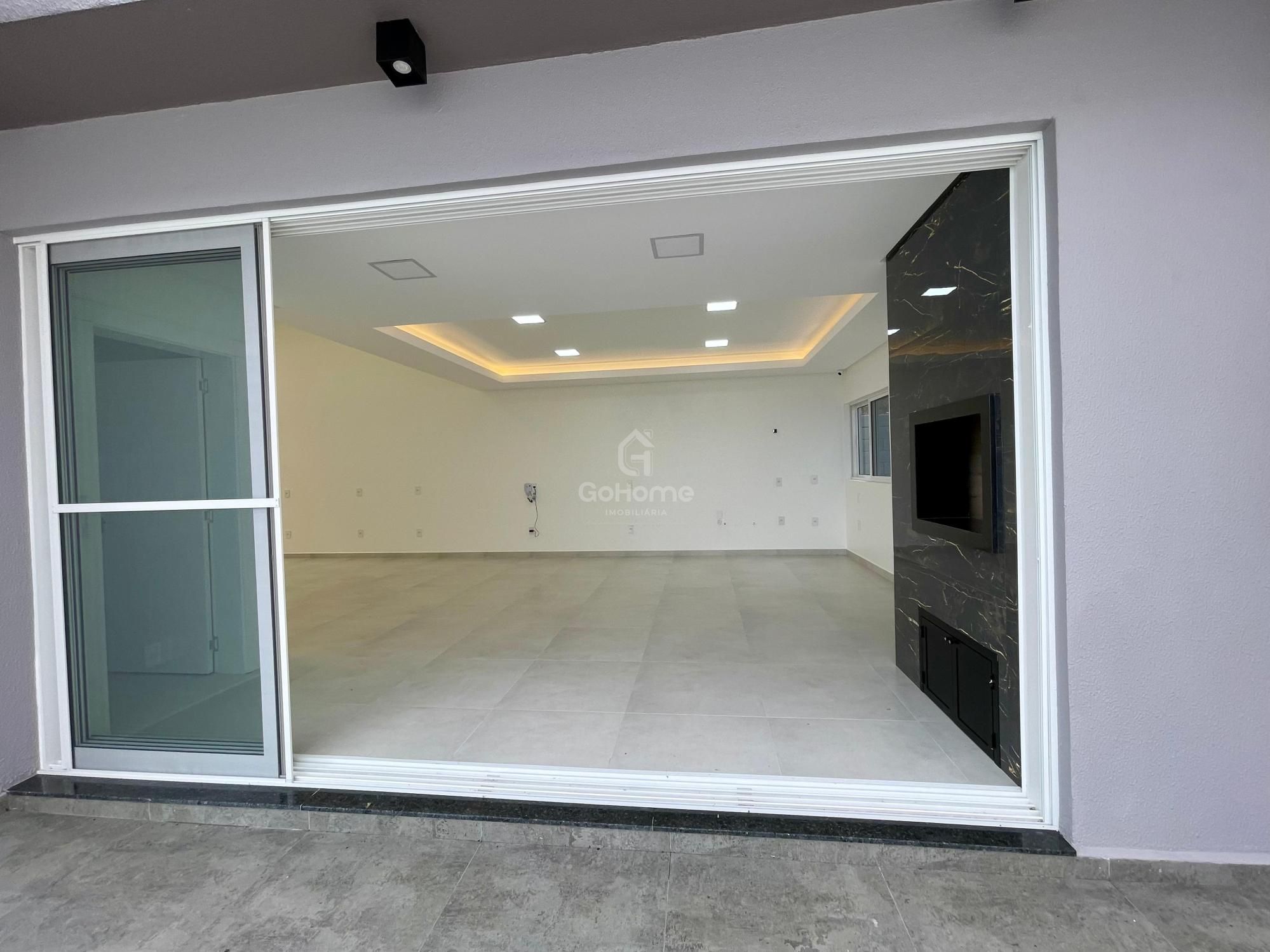 Belíssima Casa com Duas Suítes e Piscina