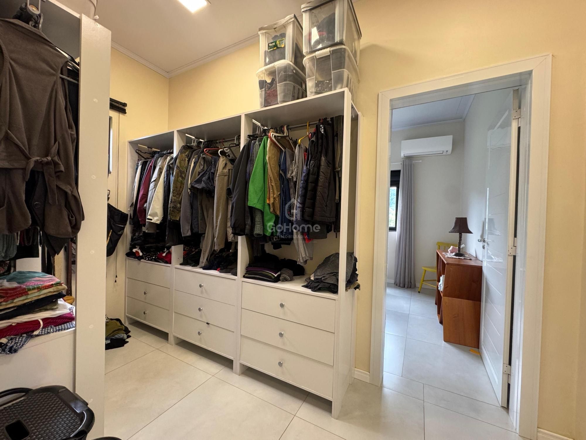 Casa em Condomínio Semimobiliada