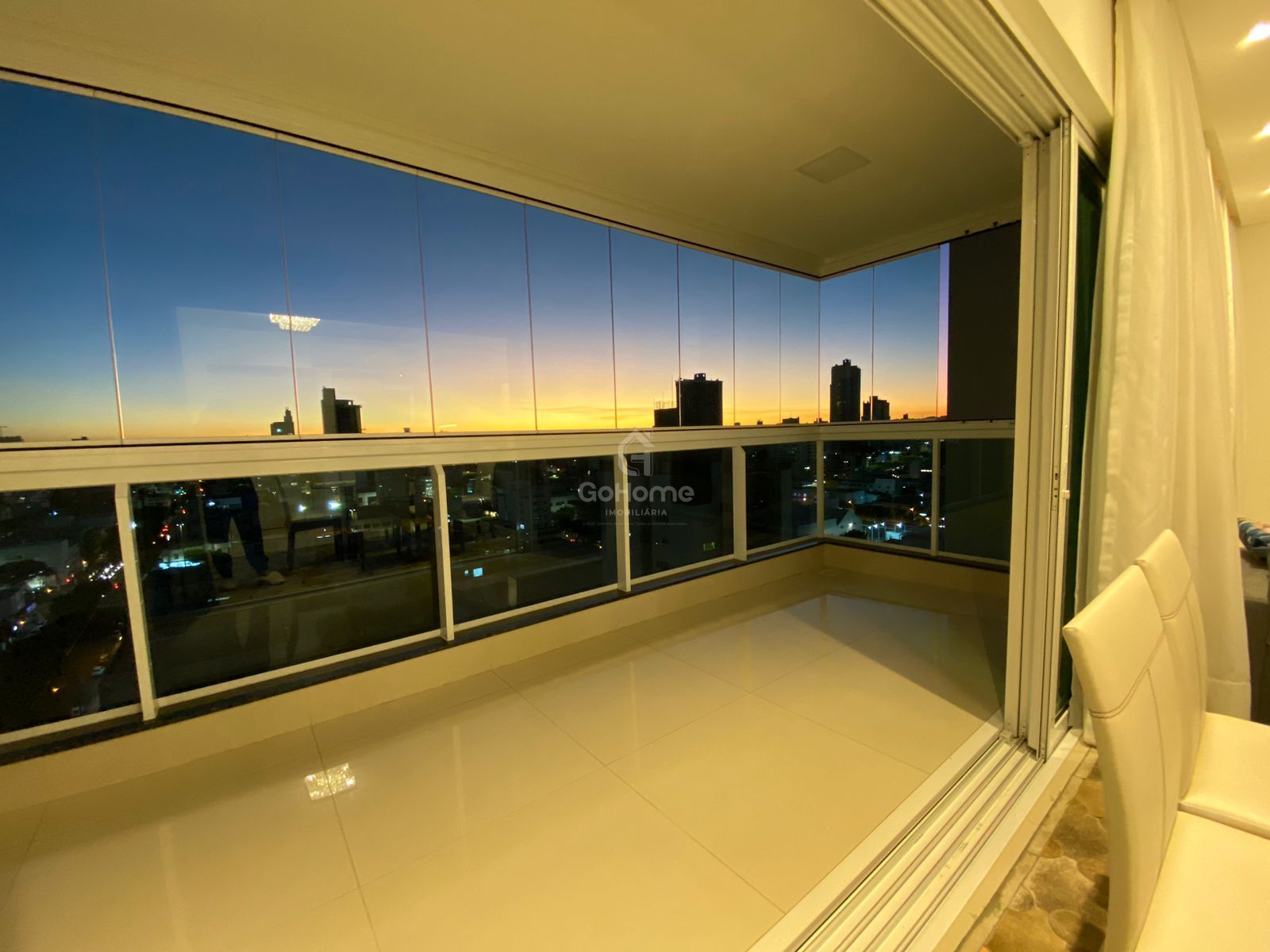 3343 – Apartamento semimobiliado 3 quartos 3 suítes 2 vagas Centro