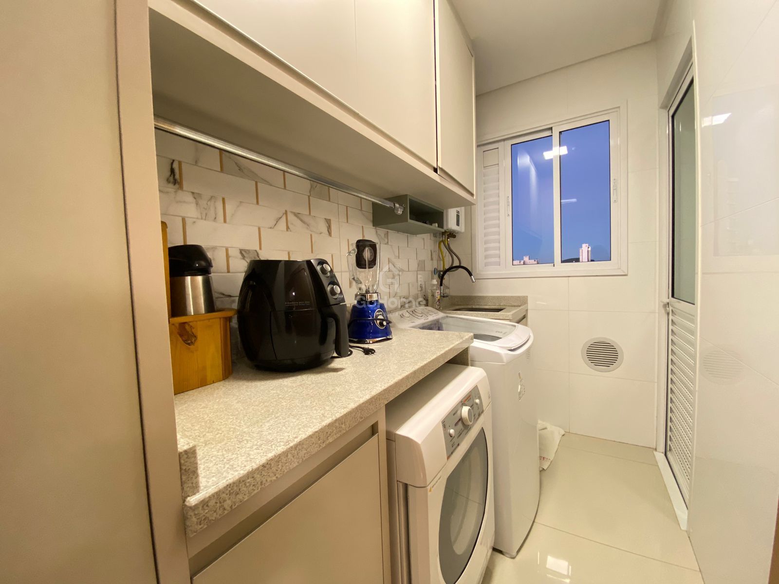 3343 – Apartamento semimobiliado 3 quartos 3 suítes 2 vagas Centro