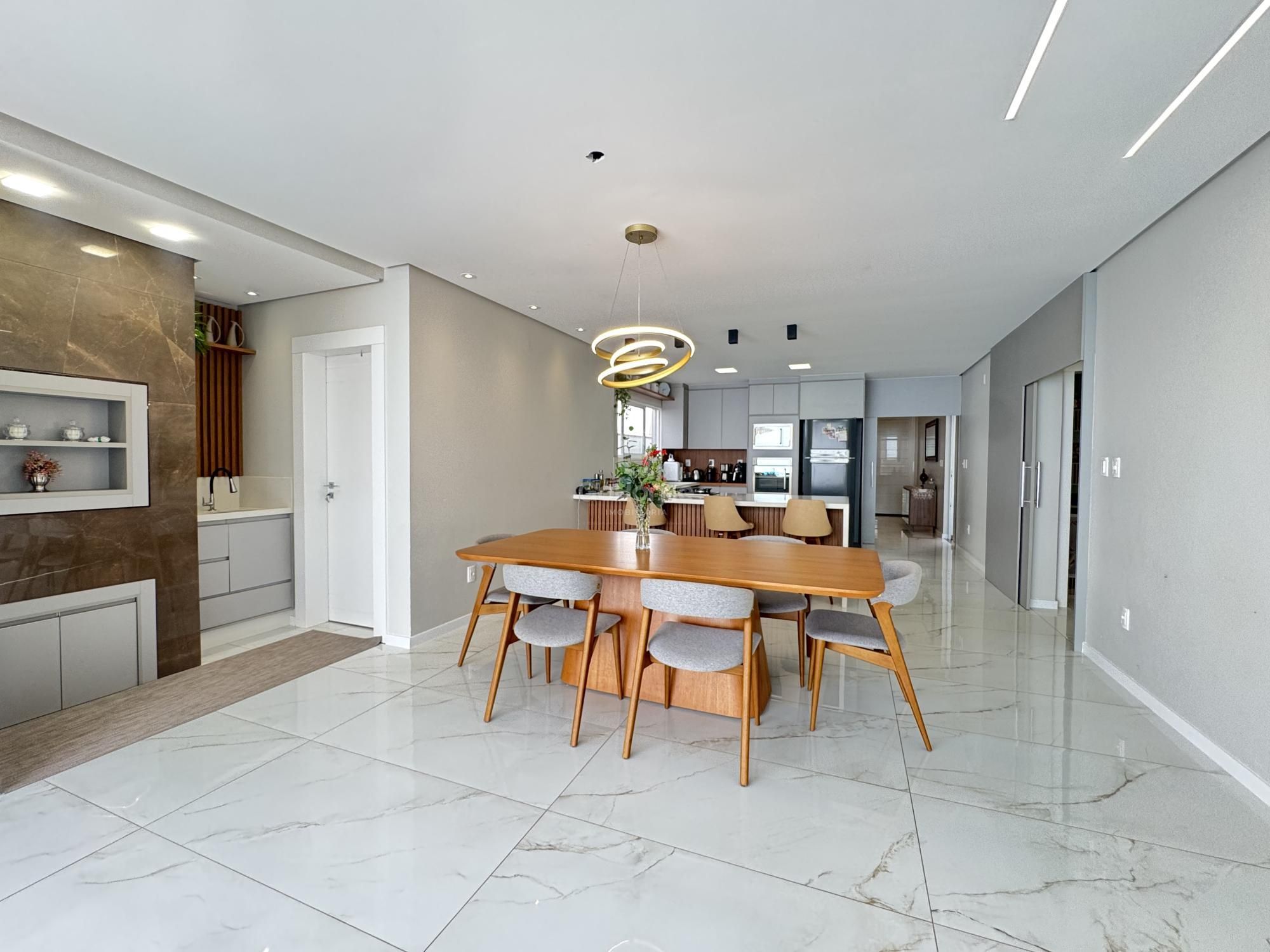 Casa semimobiliada no Paraíso com piscina, 2 suítes e closet
