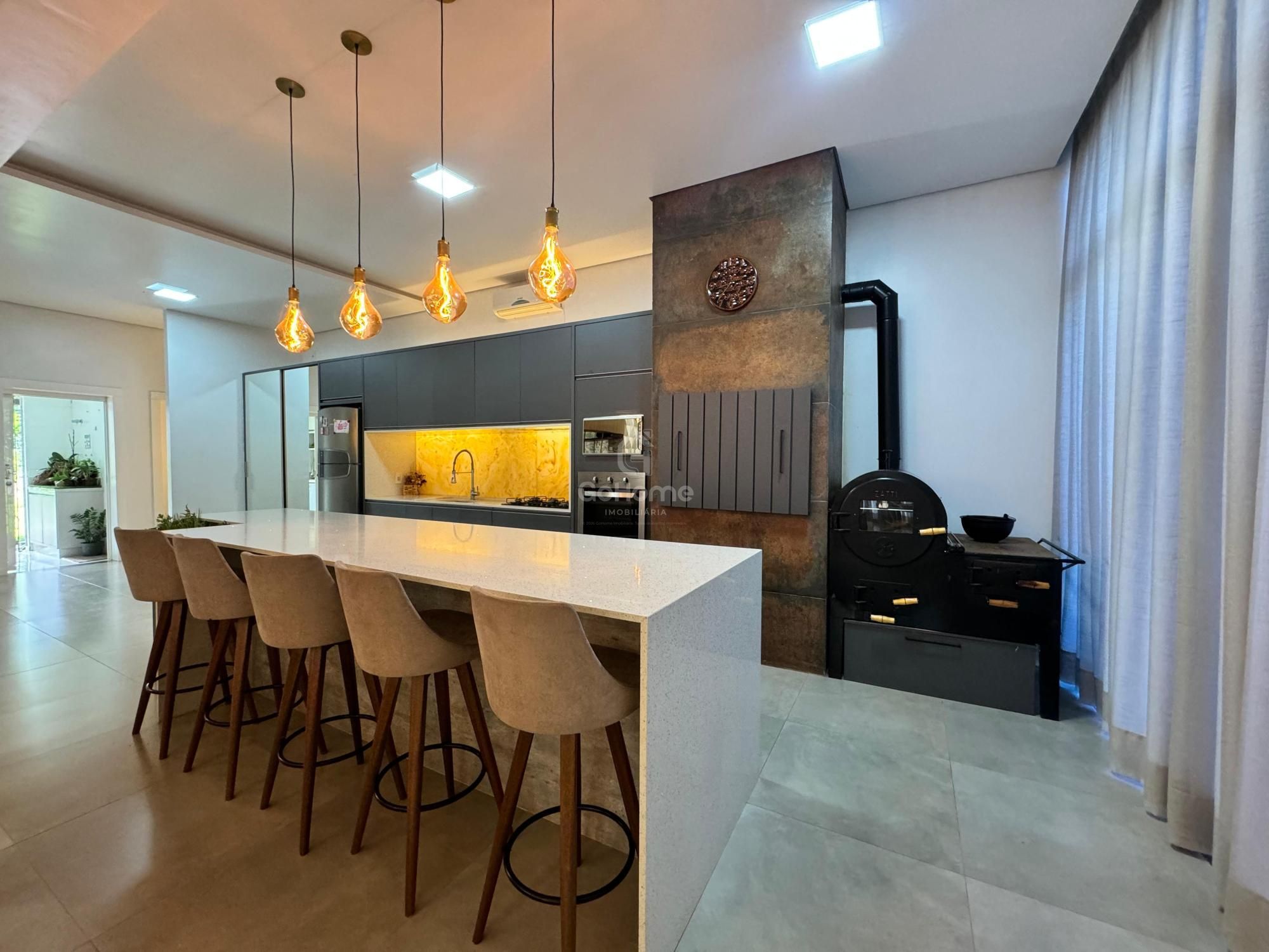 3801 – Casa semimobiliada com 2 Suítes, em Condomínio Fechado