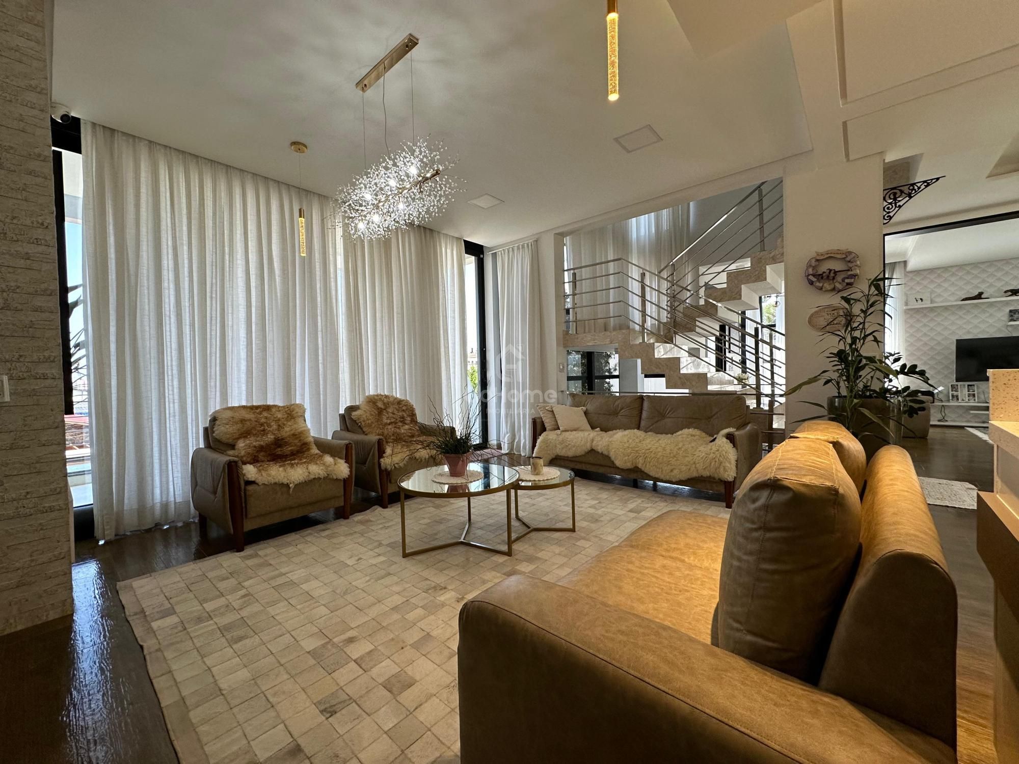 Casa Com 4 Dormitórios e Piscina