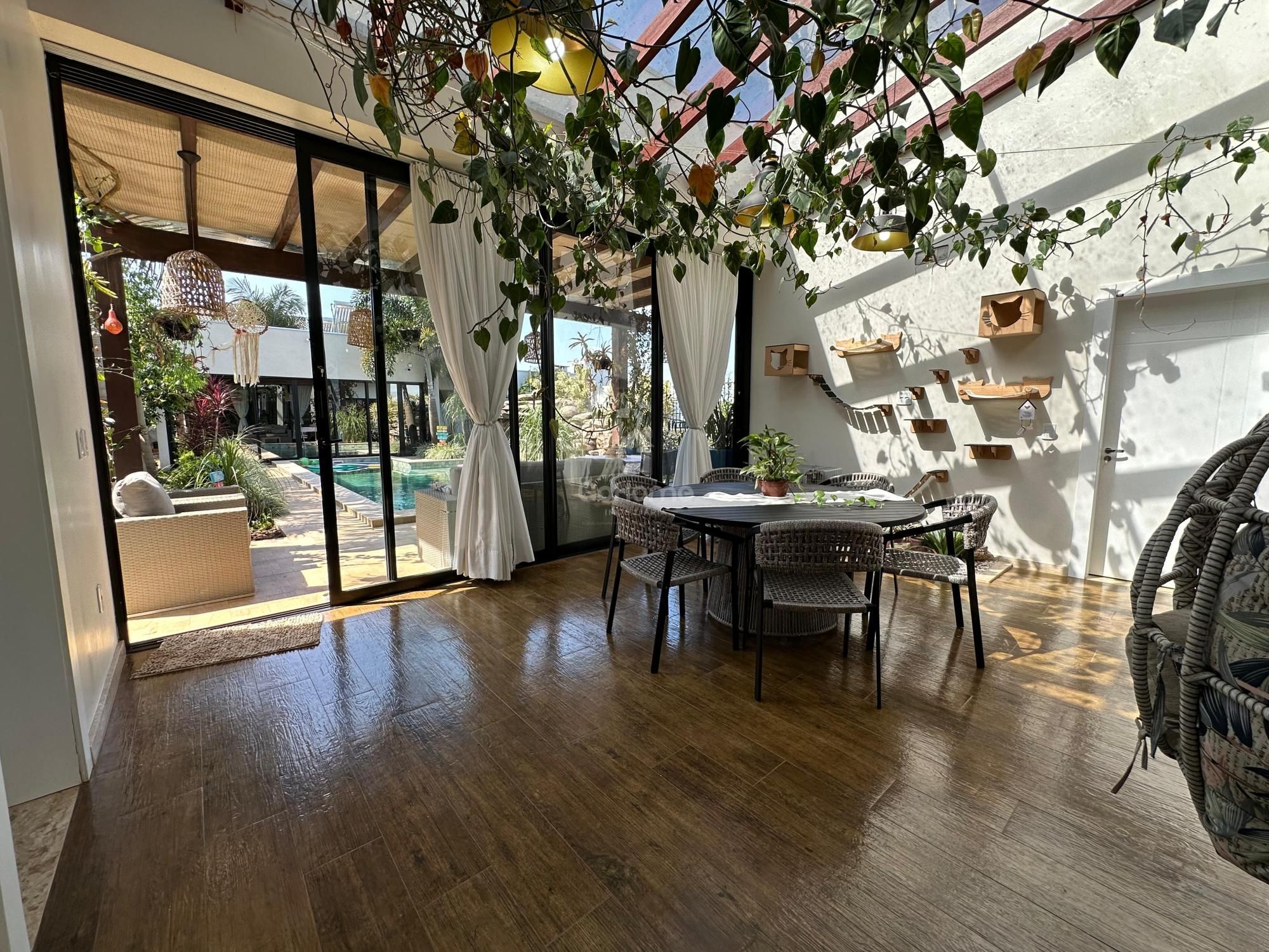Casa Com 4 Dormitórios e Piscina