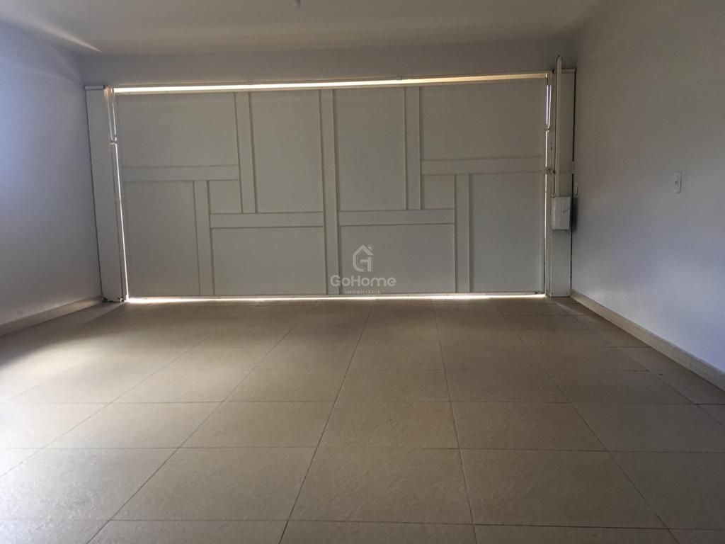 Casa semimobiliada com 3 suítes