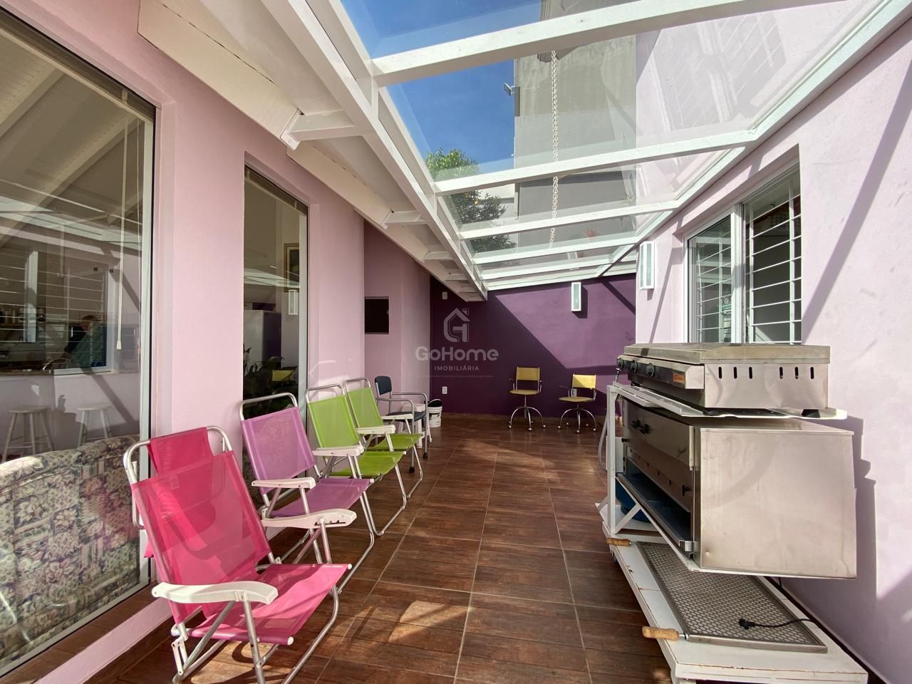 Casa ampla com cinco quartos