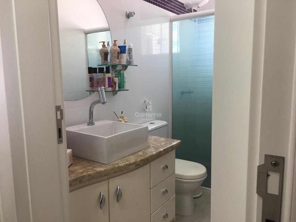 Casa semimobiliada com 3 suítes