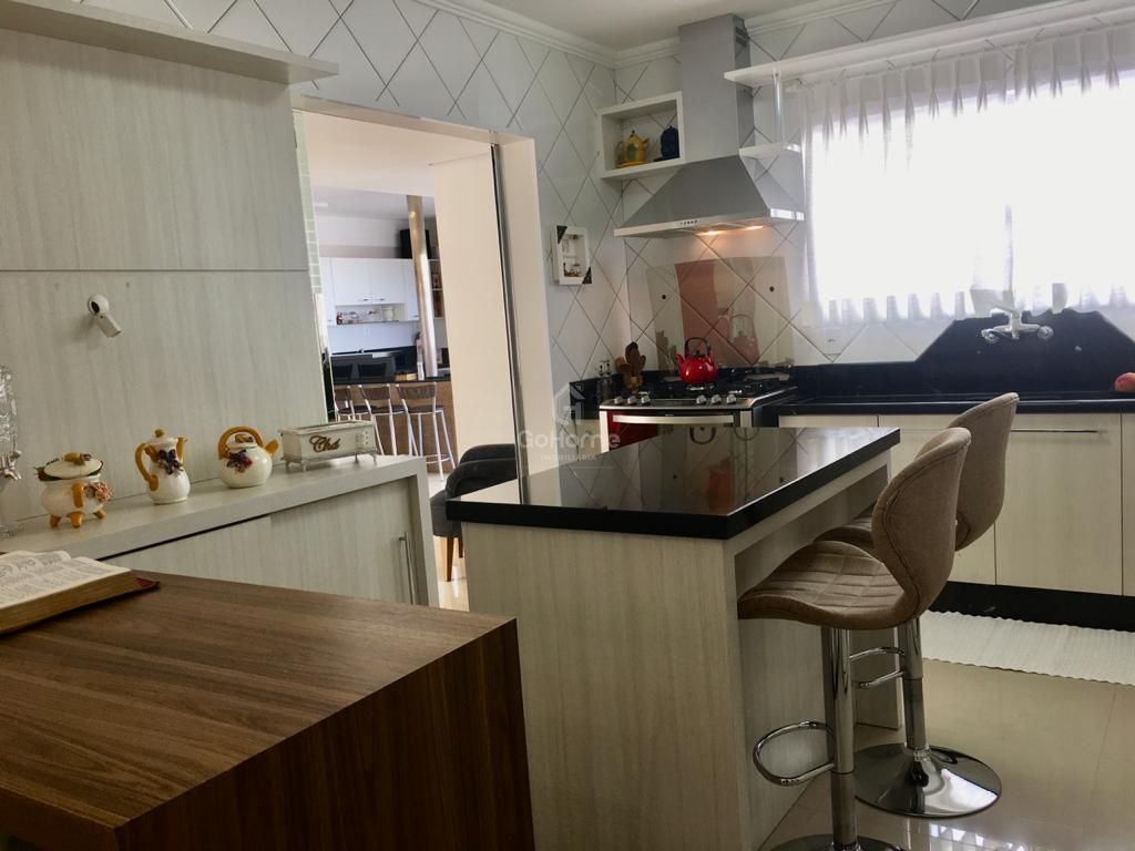 Casa semimobiliada com 3 suítes