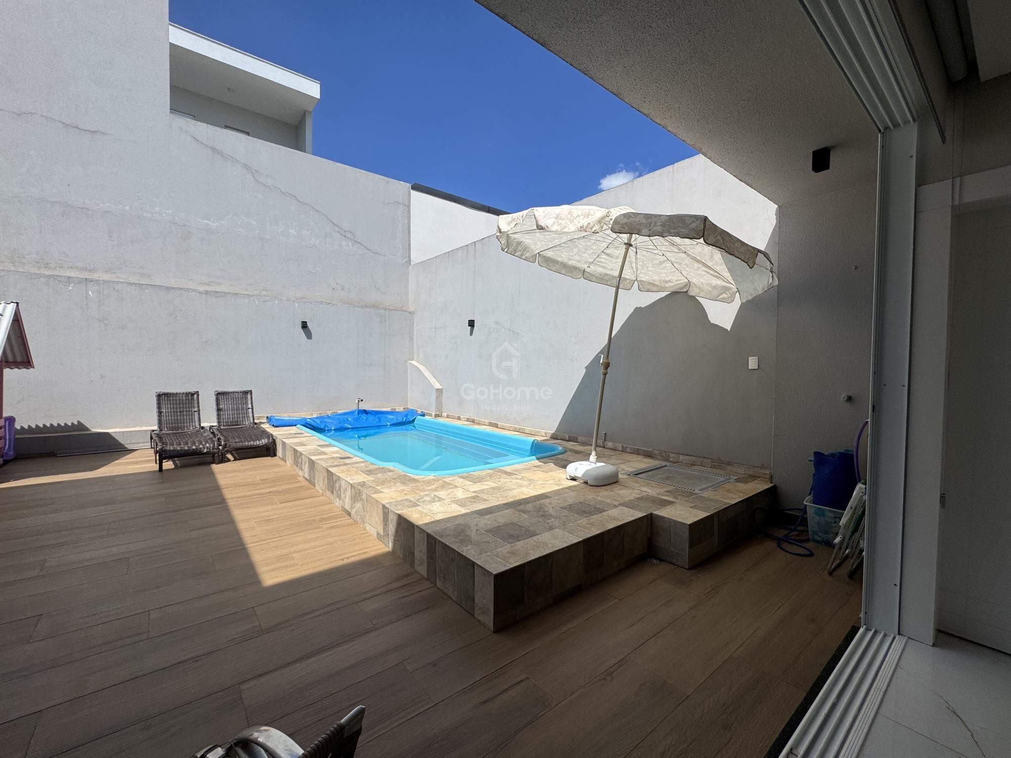 Casa semimobiliada no Paraíso com piscina, 2 suítes e closet