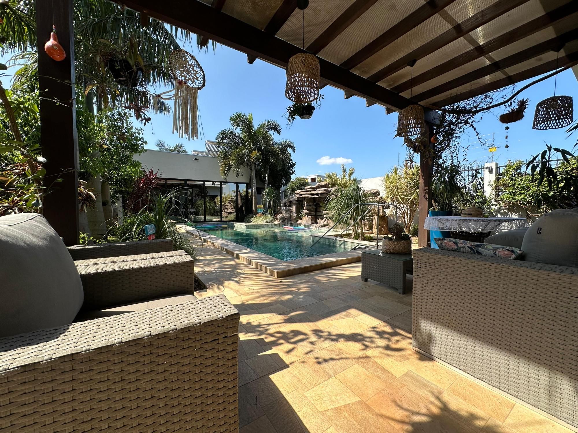 Casa Com 4 Dormitórios e Piscina