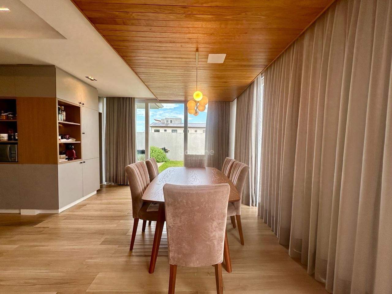 Linda casa em Condomínio Fechado
