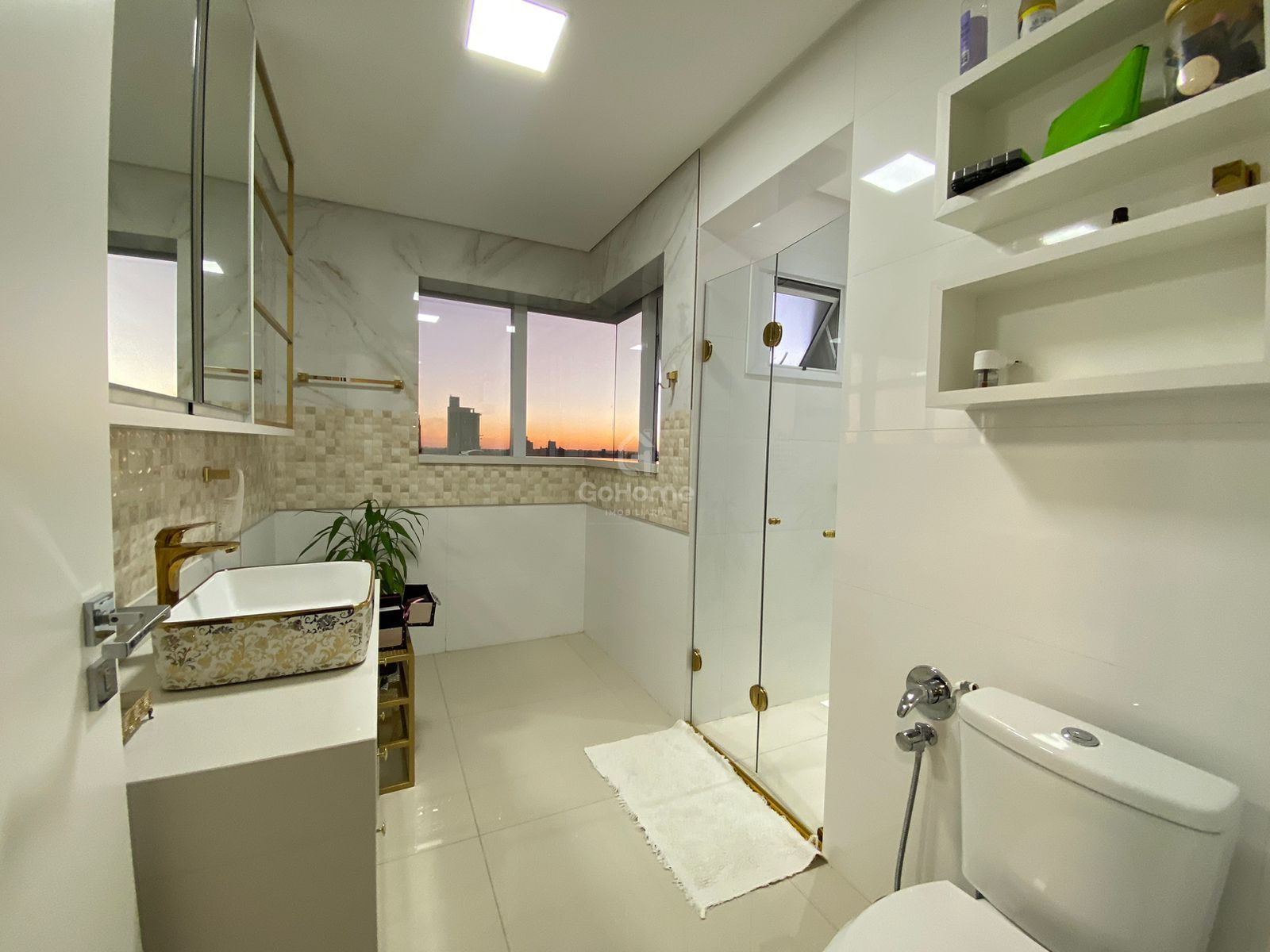 3343 – Apartamento semimobiliado 3 quartos 3 suítes 2 vagas Centro