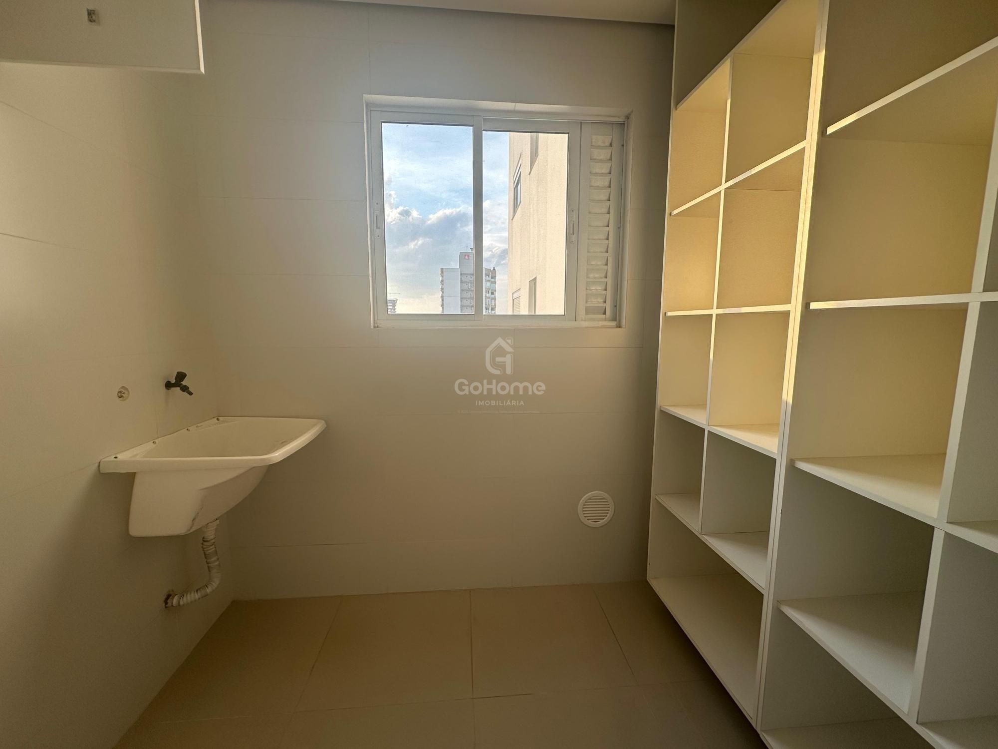 Apartamento Semimobiliado com 3 Suítes