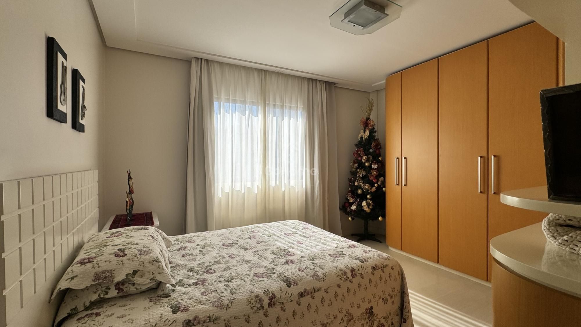 913 – Cobertura no Centro: 3 Suítes, Vista Panorâmica e Salão de Festas