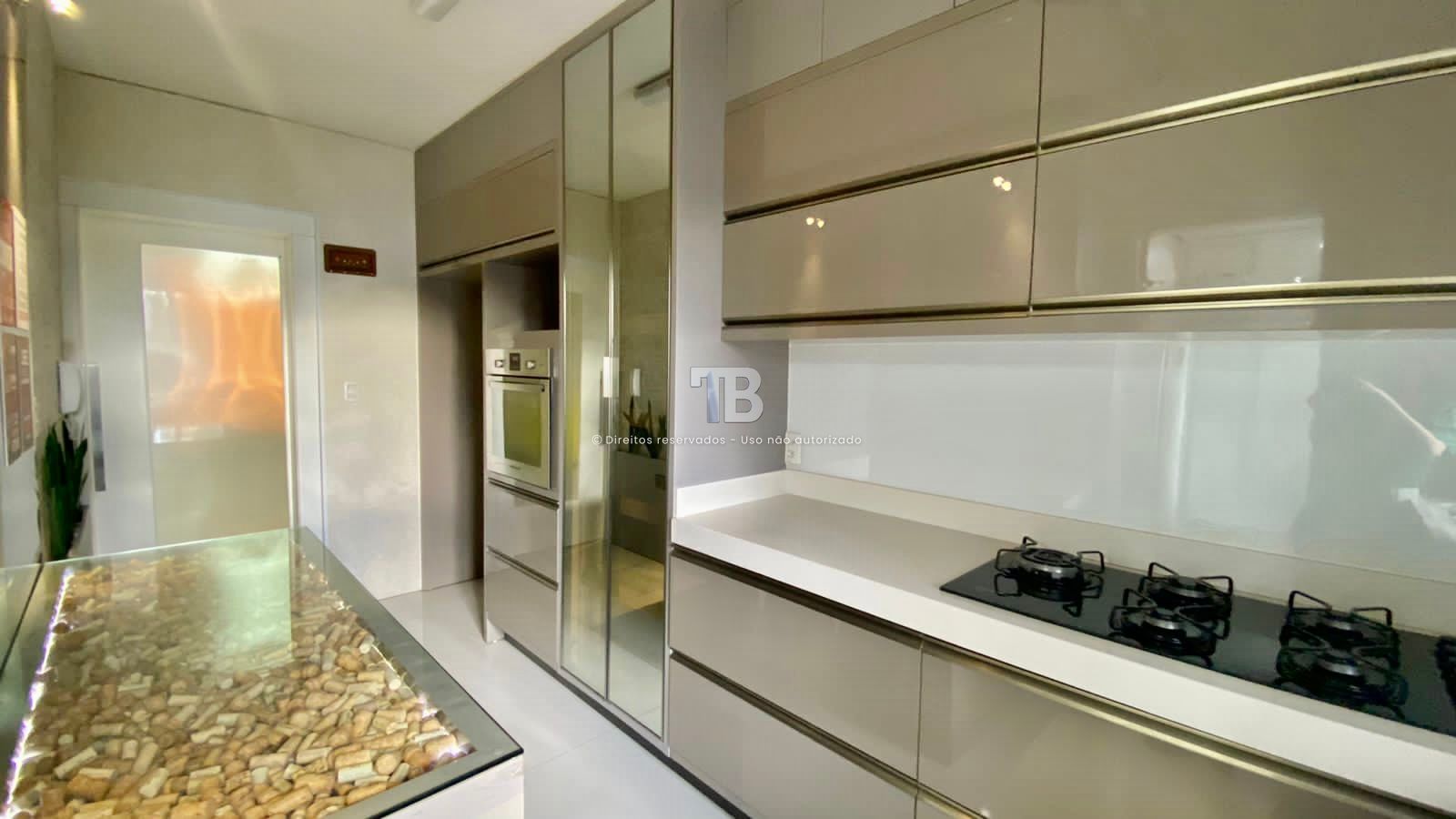 Apartamento mobiliado com 2 suítes