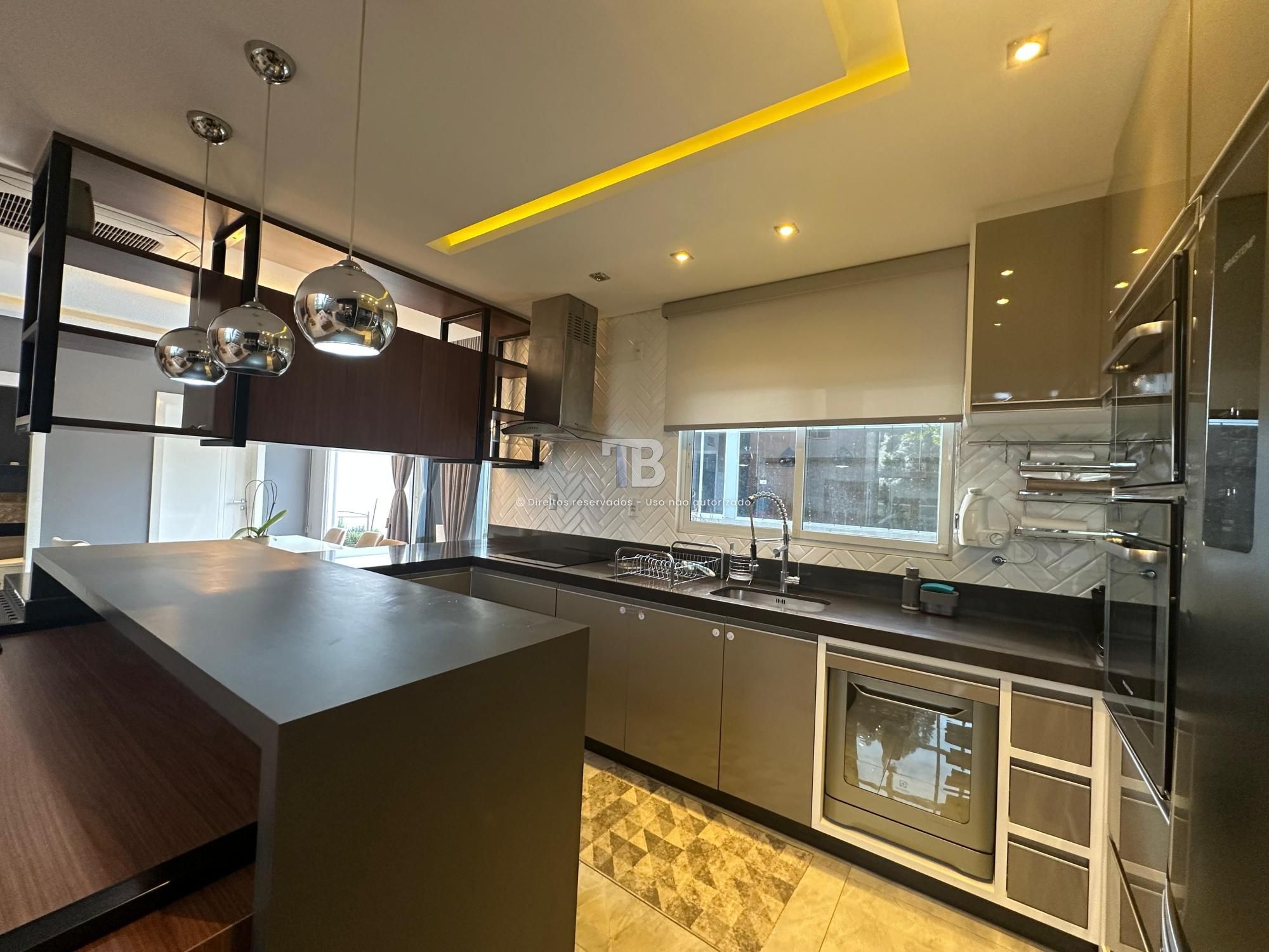 Casa Mobiliada com Piscina à Venda