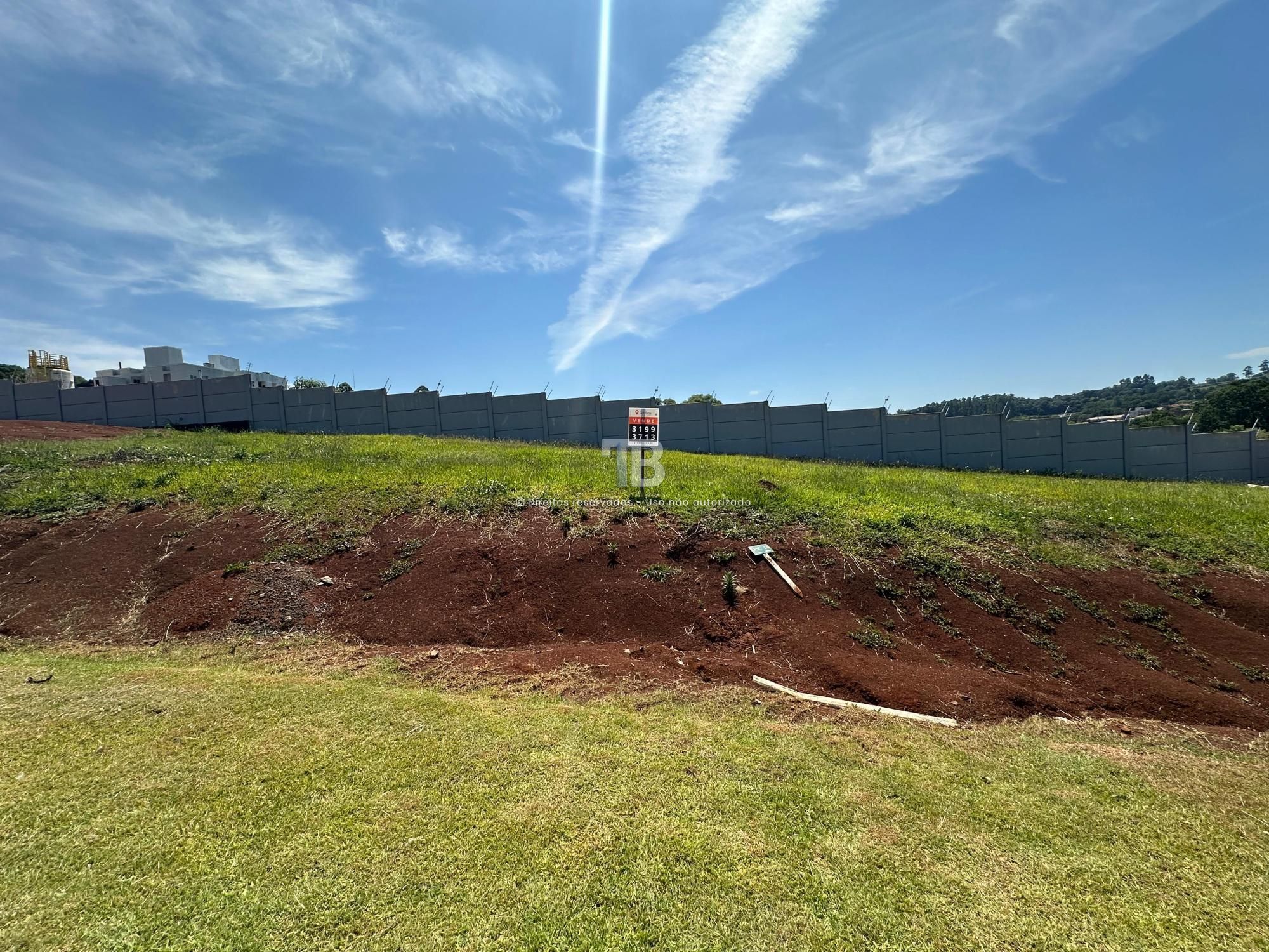 Terreno em condomínio fechado com 917,70m²