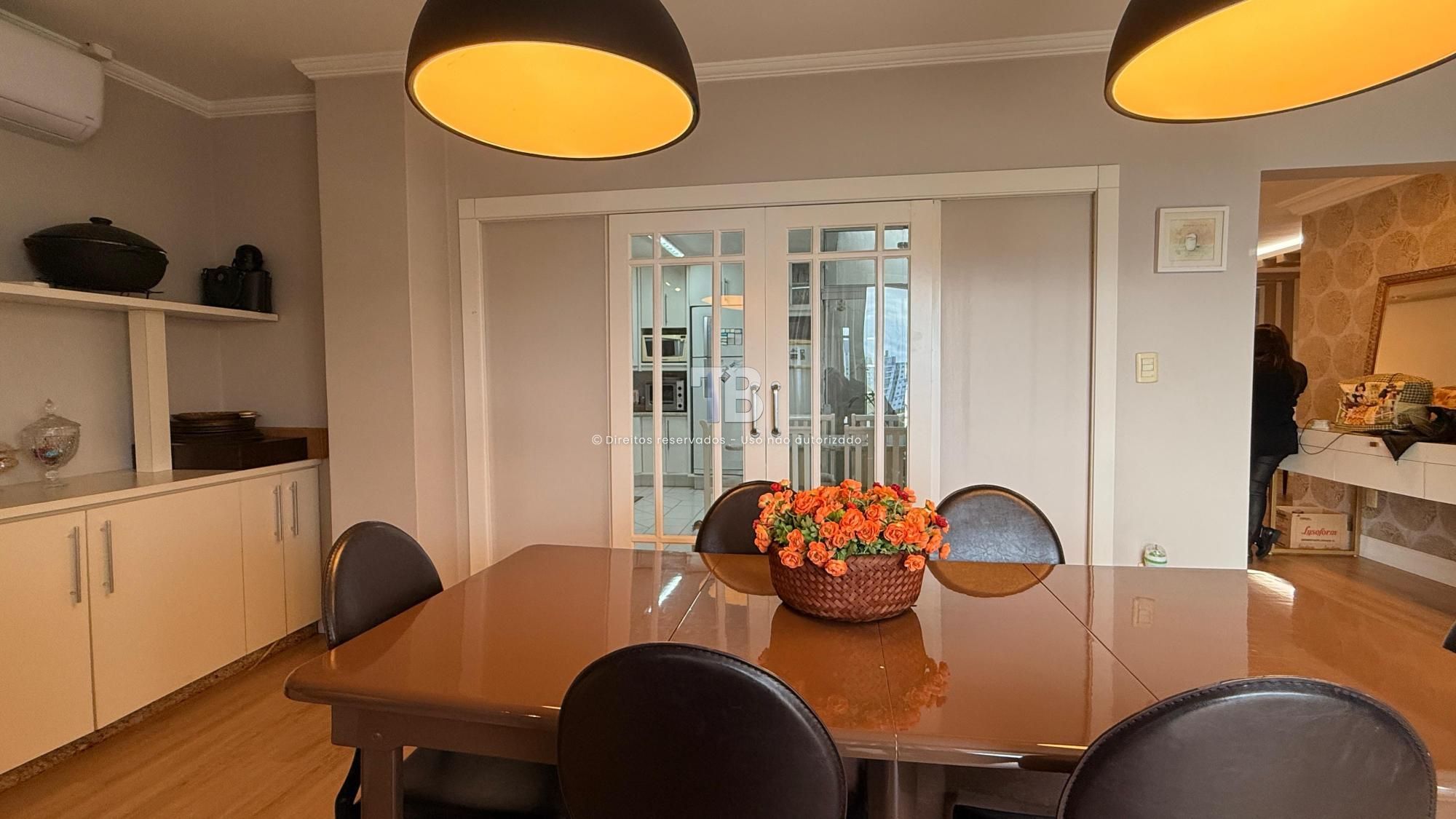 Casa Semimobiliada com quatro dormitórios