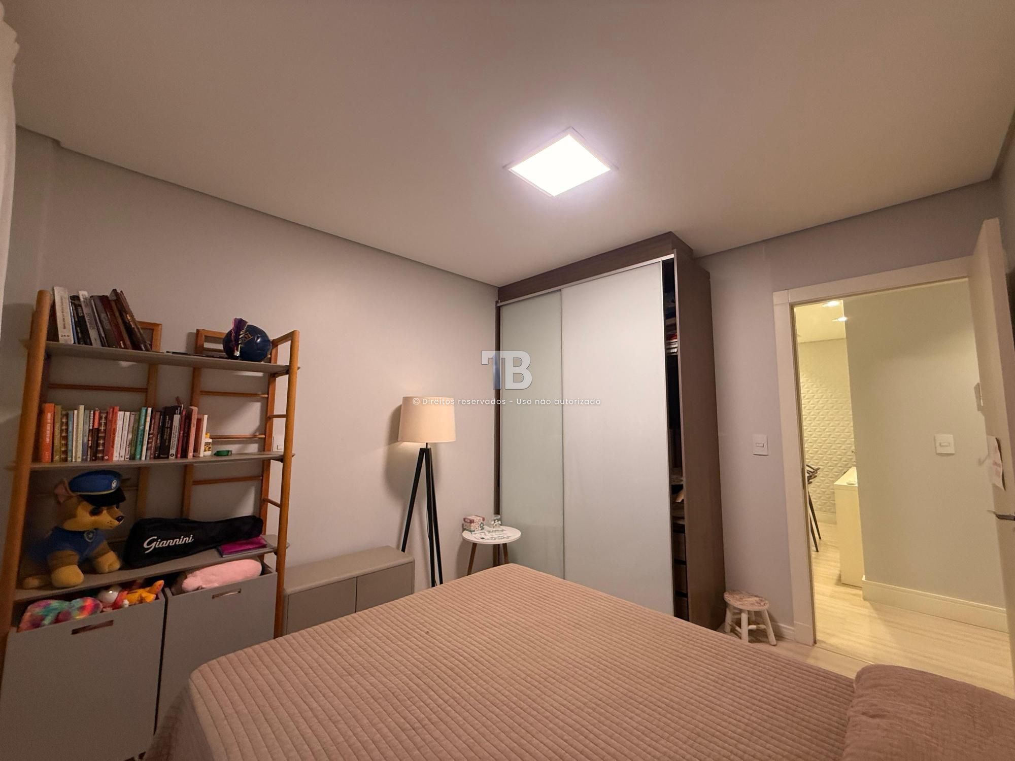 Apartamento Semimobiliado com 3 dormitórios