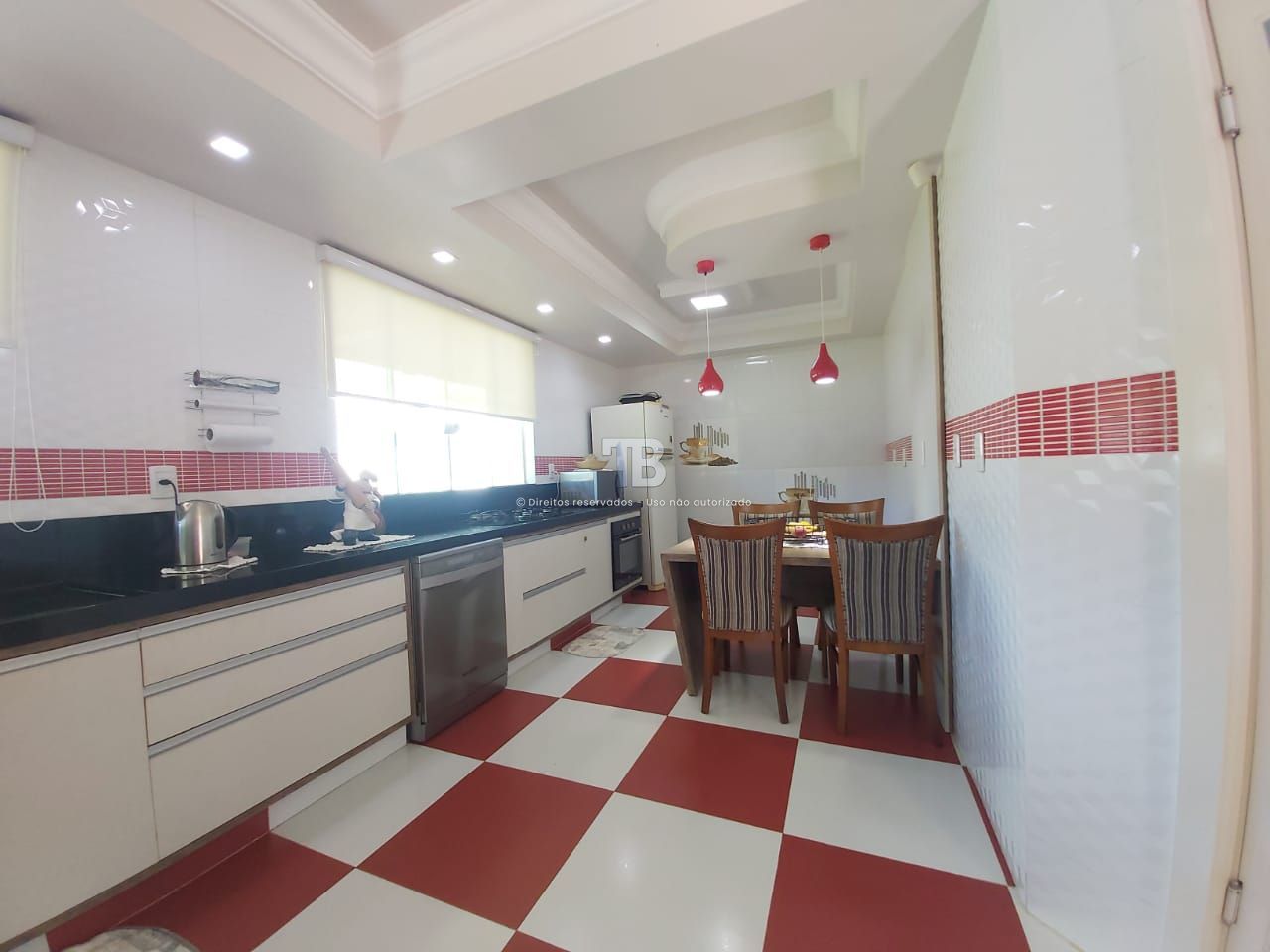 Casa semimobiliada com 4 quartos