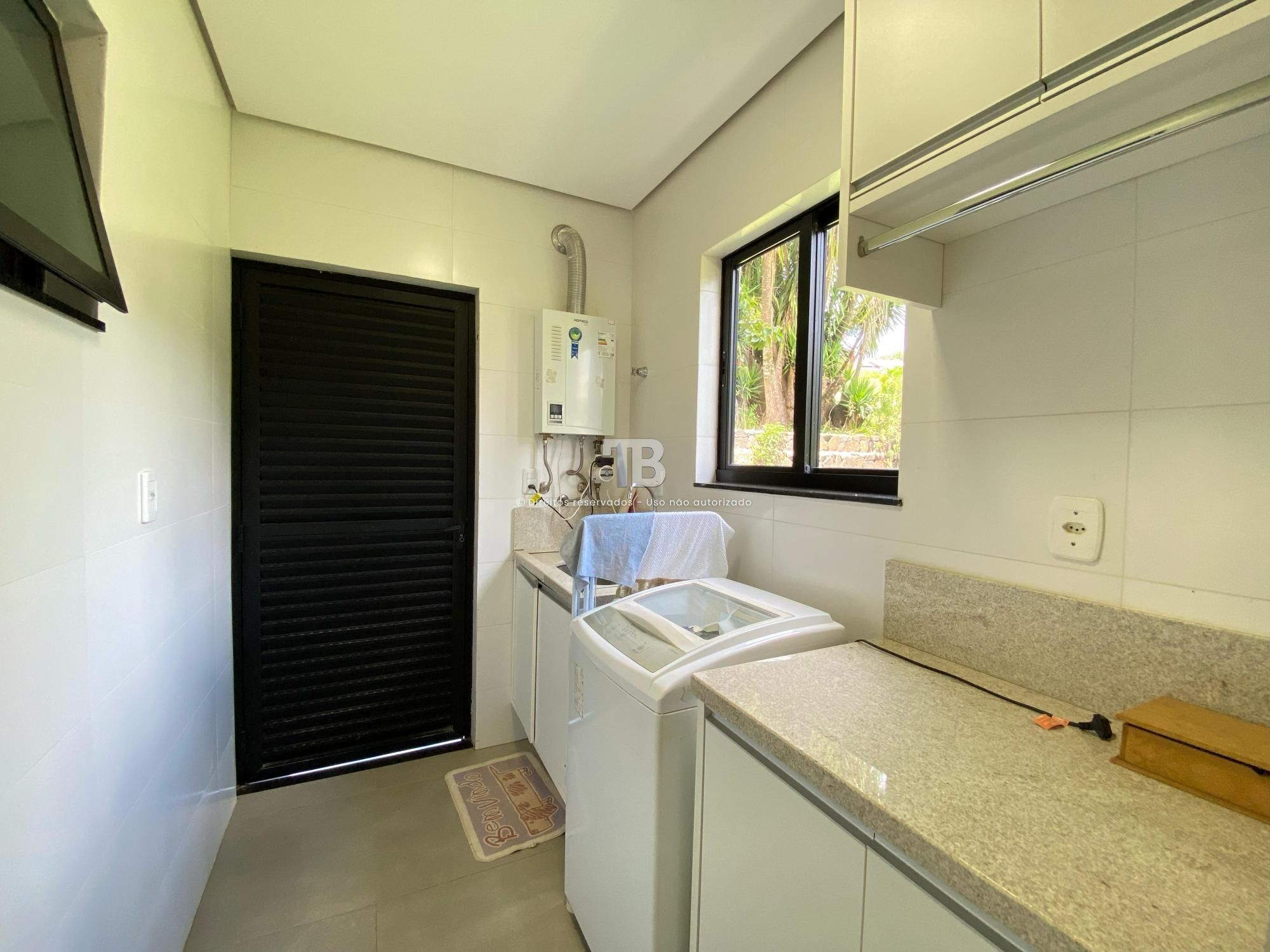 Casa Semimobiliada em condomínio fechado